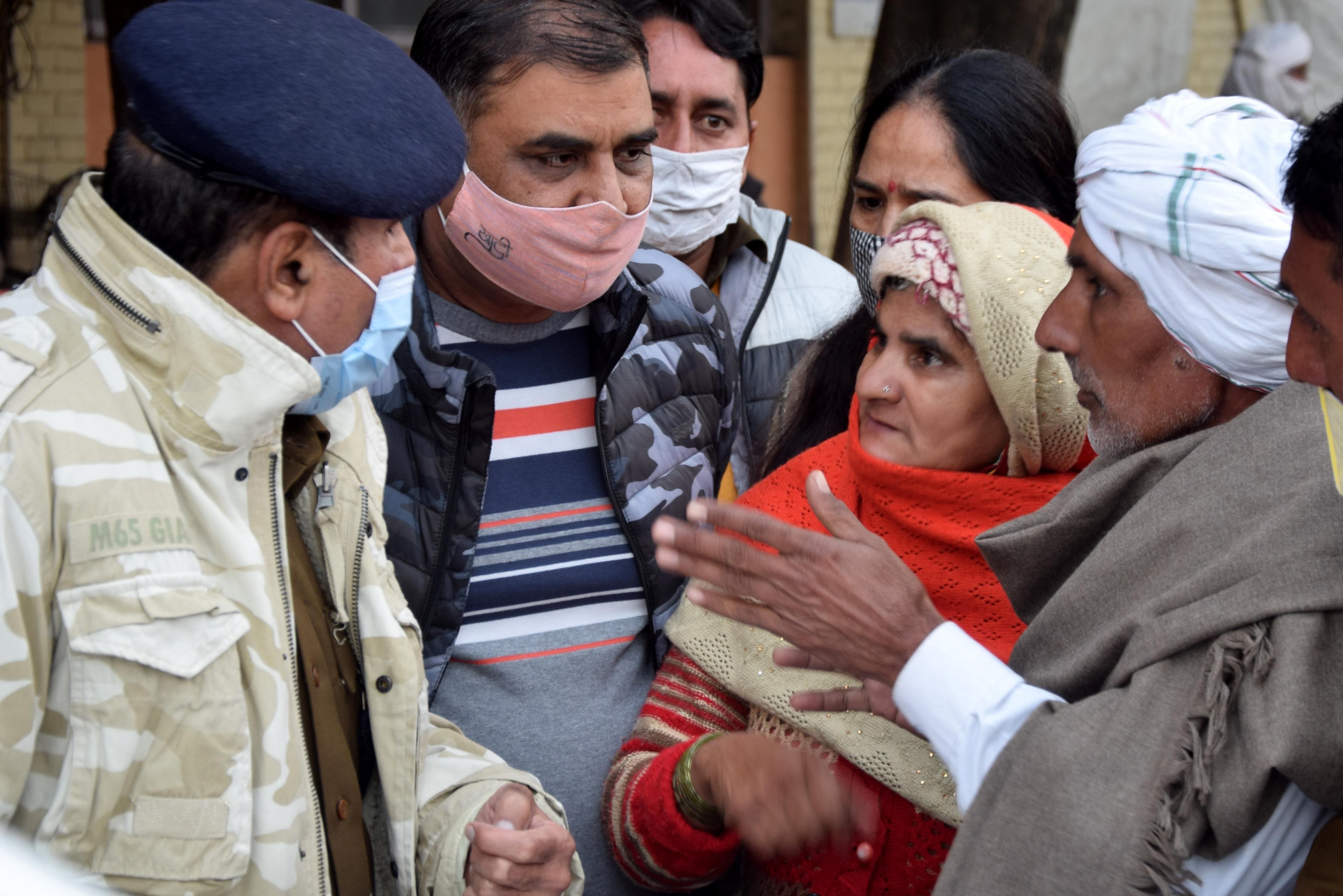 दिल्ली बाईपास चौक के पास हुई गोली बारी में पूजा और उसके प्रेमी रोहित की मौत के बाद पीजीआई में रोहि दिल्ली बाईपास चौक के पास हुई गोली बारी में पूजा और उसके प्रेमी रोहित की मौत के बाद पीजीआई में रोहि