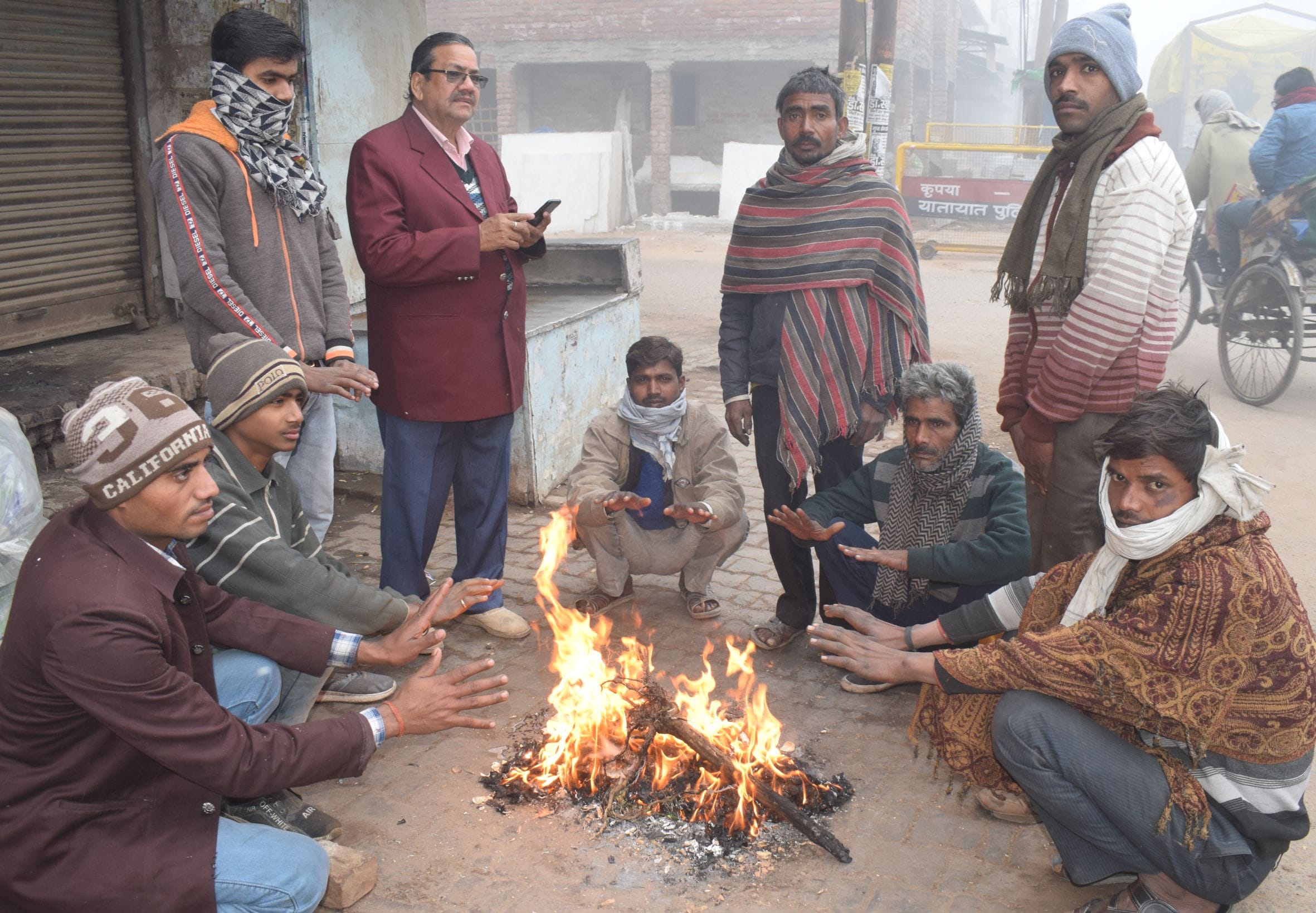 फोटो-2-लखनऊ रोड पर सुबह आग तापते लोग। संवाद फोटो-2-लखनऊ रोड पर सुबह आग तापते लोग। संवाद