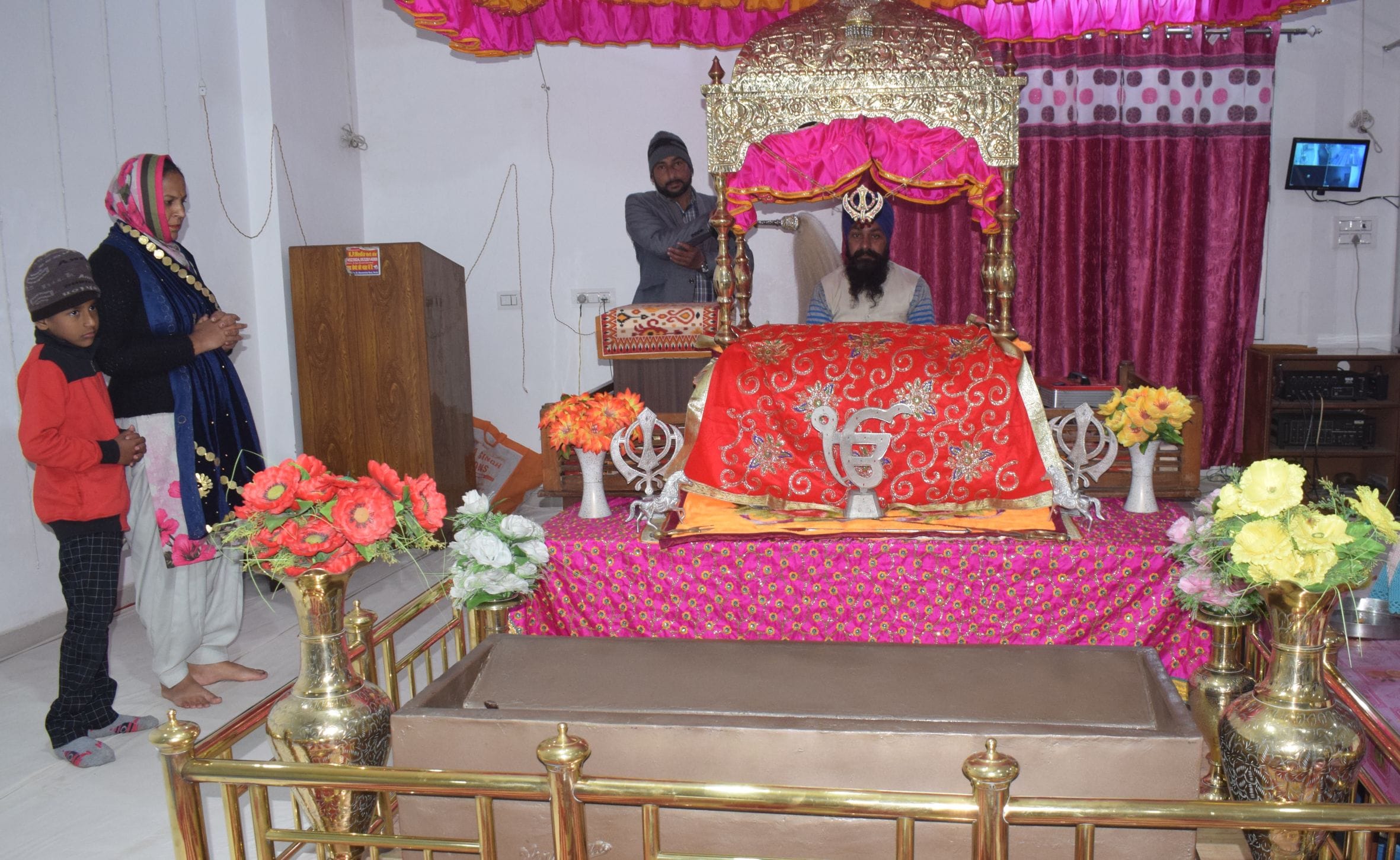 फोटो-6- पंजाबी कालोनी में गुरुद्वारे में अरदास करते अनुयायी। संवाद फोटो-6- पंजाबी कालोनी में गुरुद्वारे में अरदास करते अनुयायी। संवाद