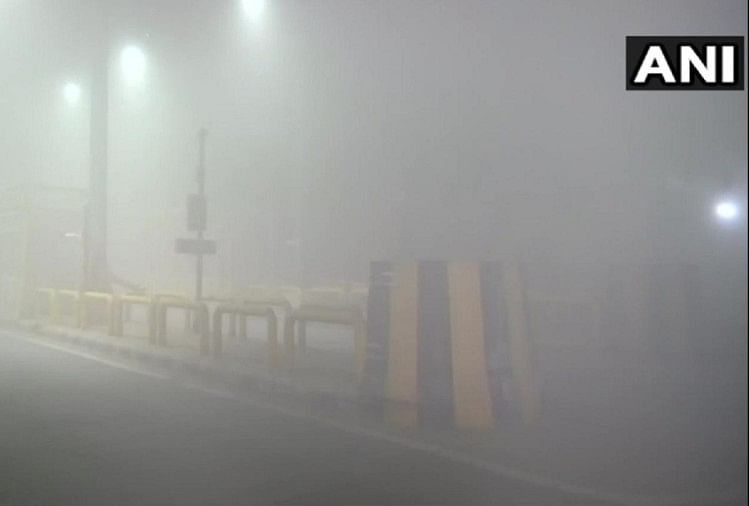 नए साल के पहले दिन दिल्ली में घना कोहरा, सीजन में सबसे ठंडा रहा दिसंबर का आखिरी दिन