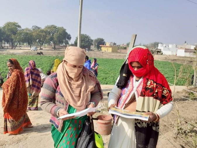 फतुआपुर गांव में संभावित टीबी के मरीजों की सूची तैयार करतीं आशा संगिनी।