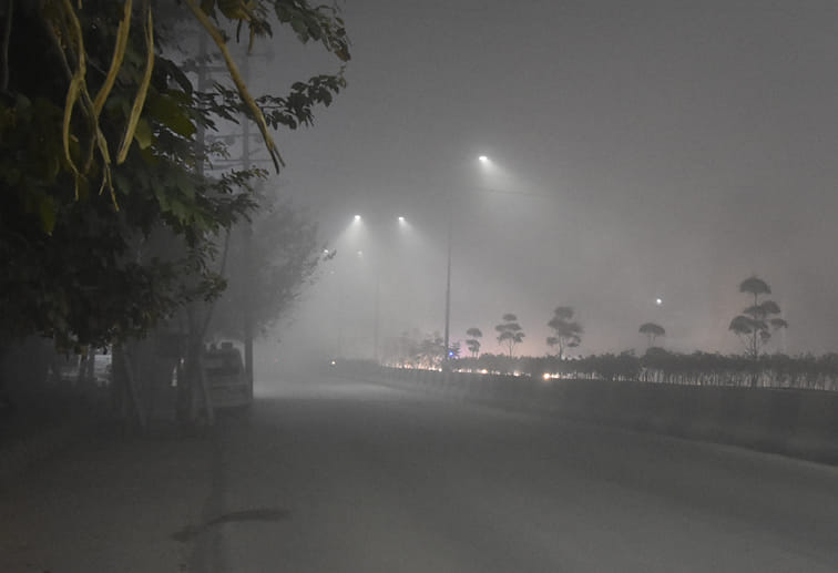 सहारनपुर में देर रात घने कोहरे के दौरान सड़को पर पसरा सन्नाटा सहारनपुर में देर रात घने कोहरे के दौरान सड़को पर पसरा सन्नाटा