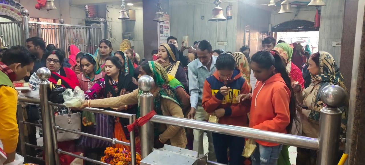 राठ रोड स्थित संकटा माता मंदिर पर दर्शन भक्त राठ रोड स्थित संकटा माता मंदिर पर दर्शन भक्त