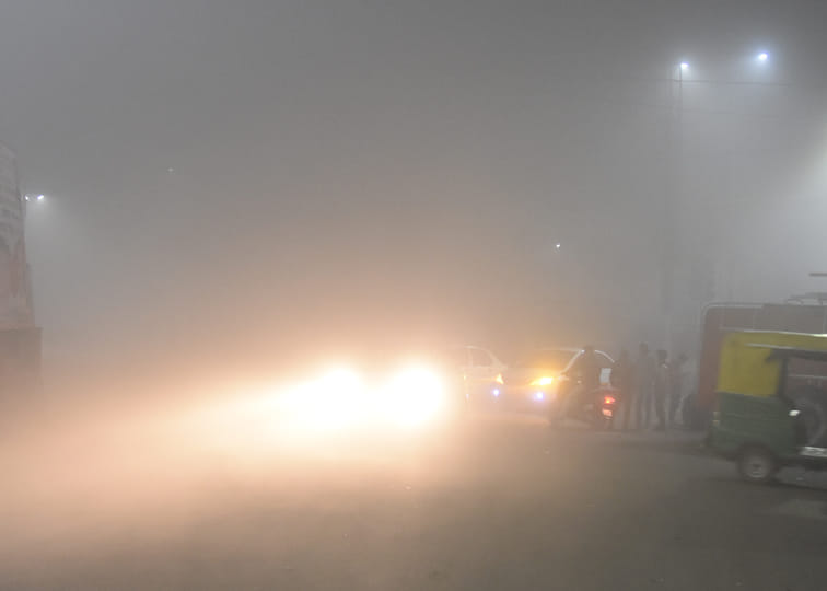 सहारनपुर में घने कोहरे में कोर्ट रोड़ से आते वाहन सहारनपुर में घने कोहरे में कोर्ट रोड़ से आते वाहन