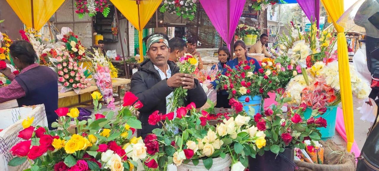 नव वर्ष पर बुके तैयार करता माली नव वर्ष पर बुके तैयार करता माली