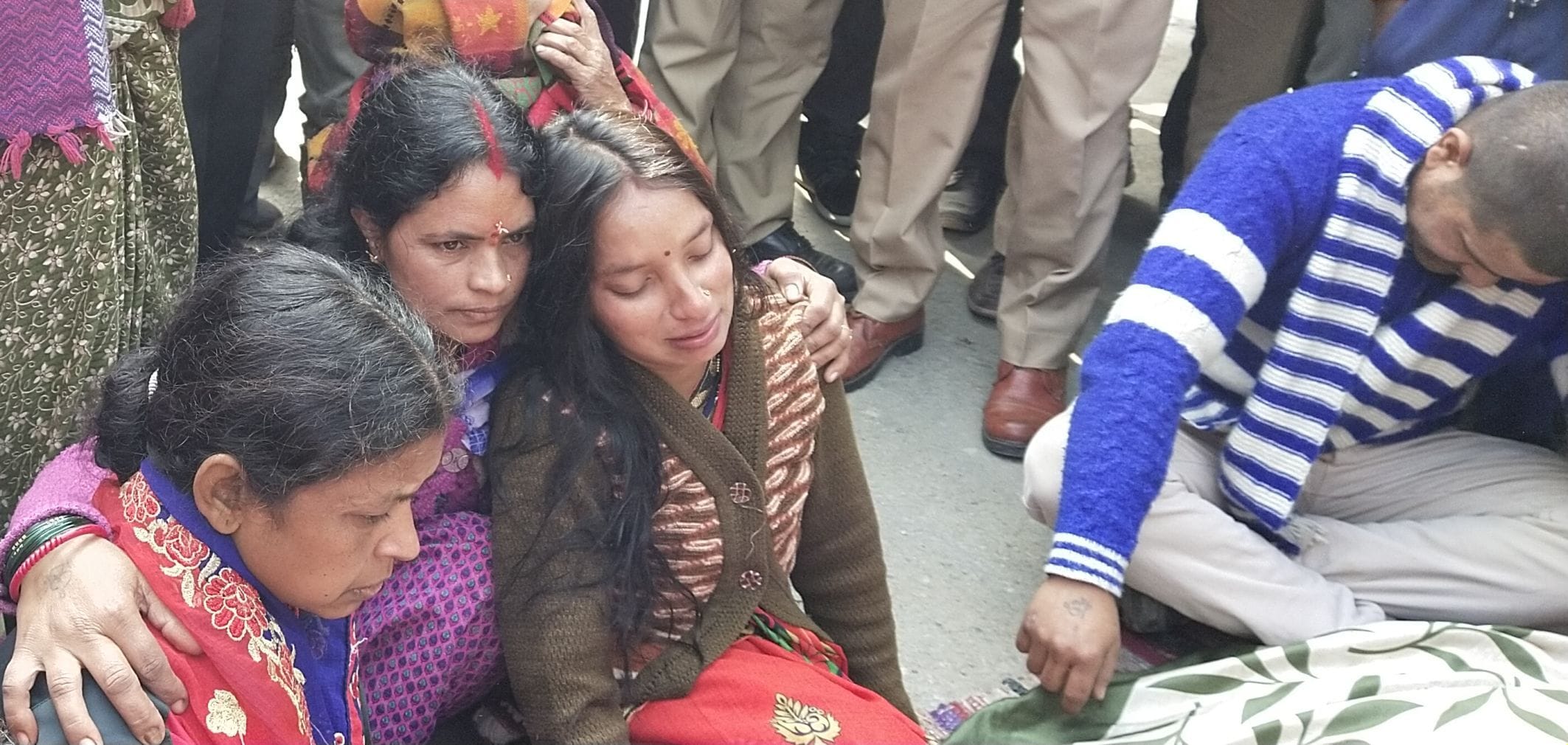 सितारगंज बरुआबाग गांव में मुन्नी देवी की मौत पर विलखते परिजन। सितारगंज बरुआबाग गांव में मुन्नी देवी की मौत पर विलखते परिजन।