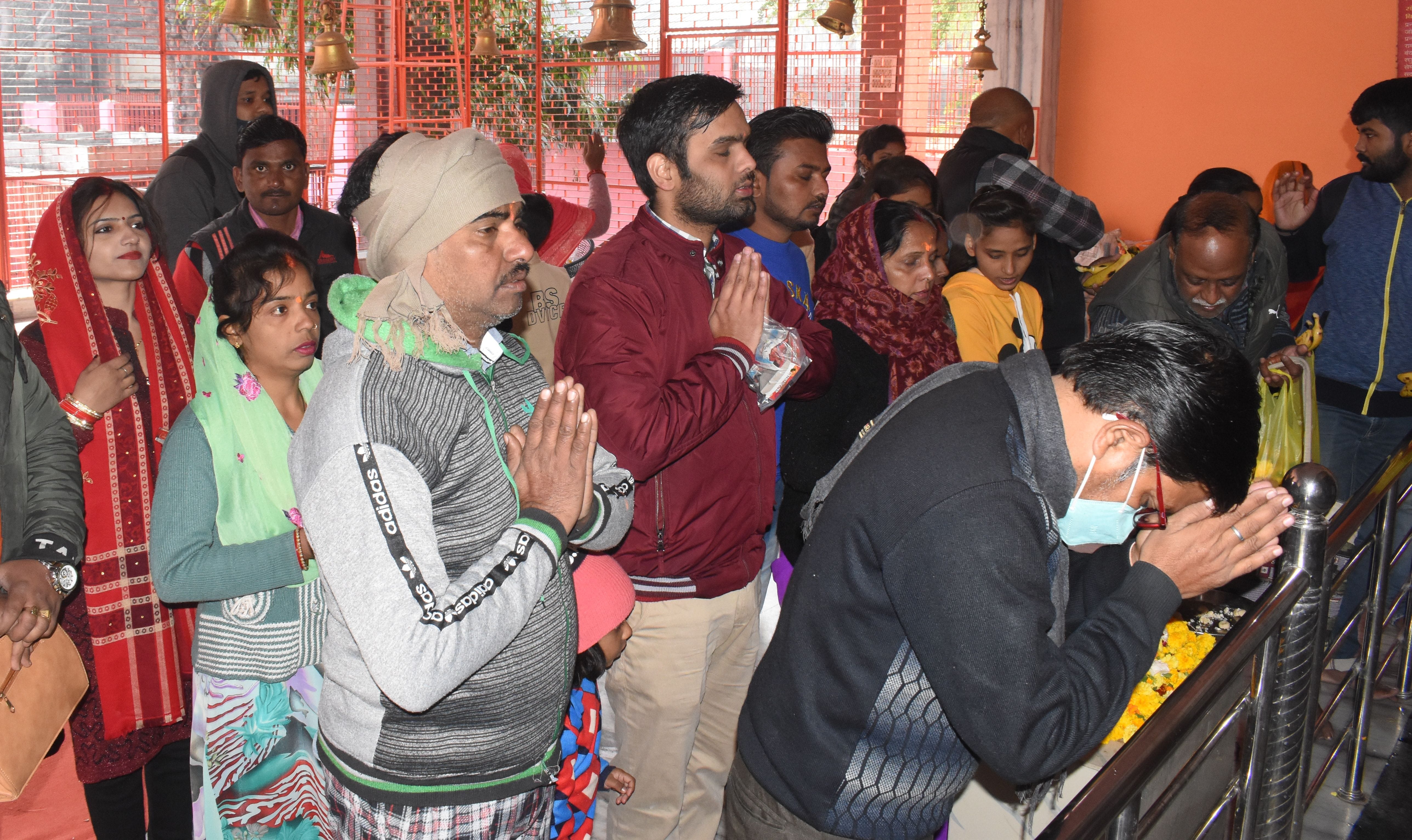 नए साल पर राम दरबार मंदिर में दर्शन करते लोग।
