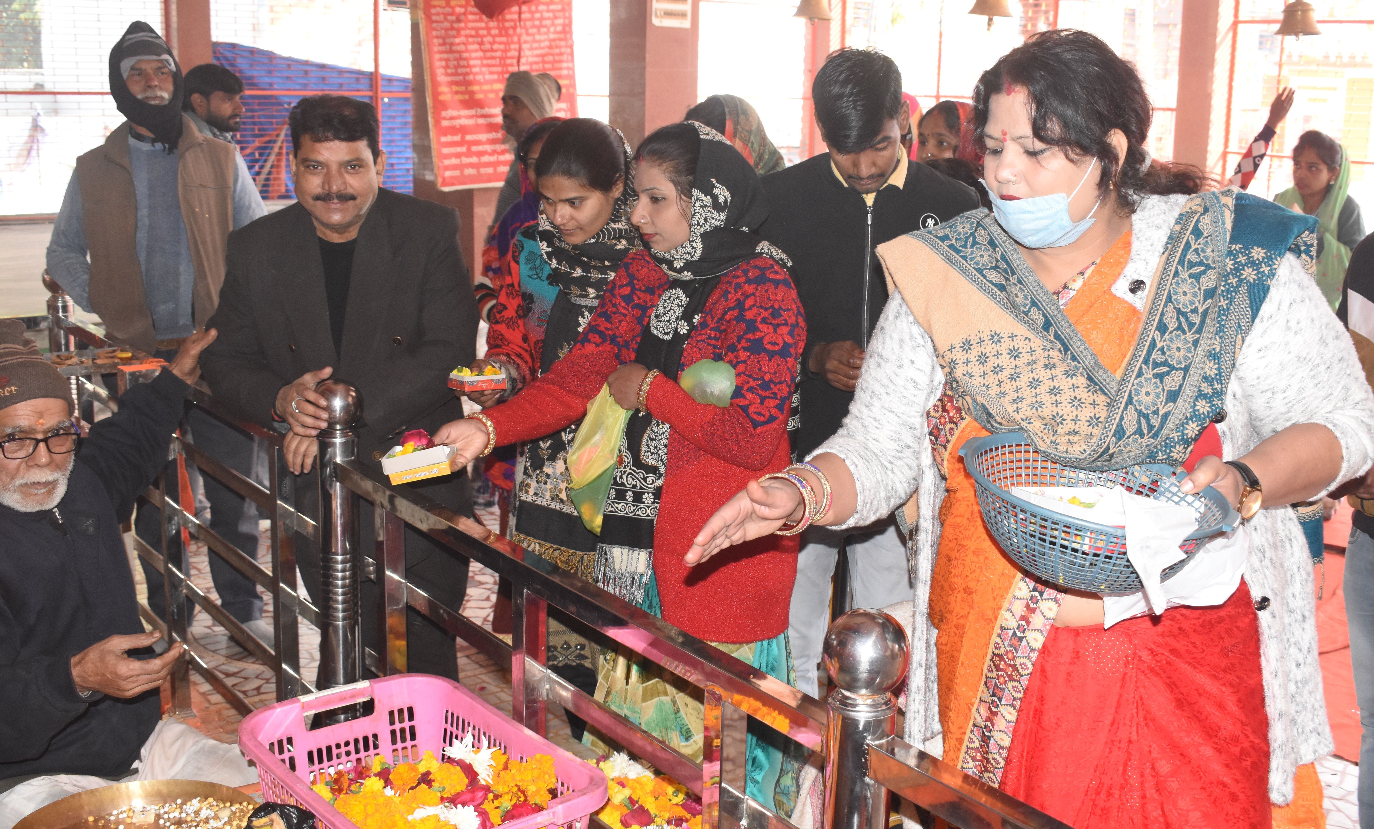 नए साल पर बड़े हनुमान मंदिर में दर्शन करते लोग।