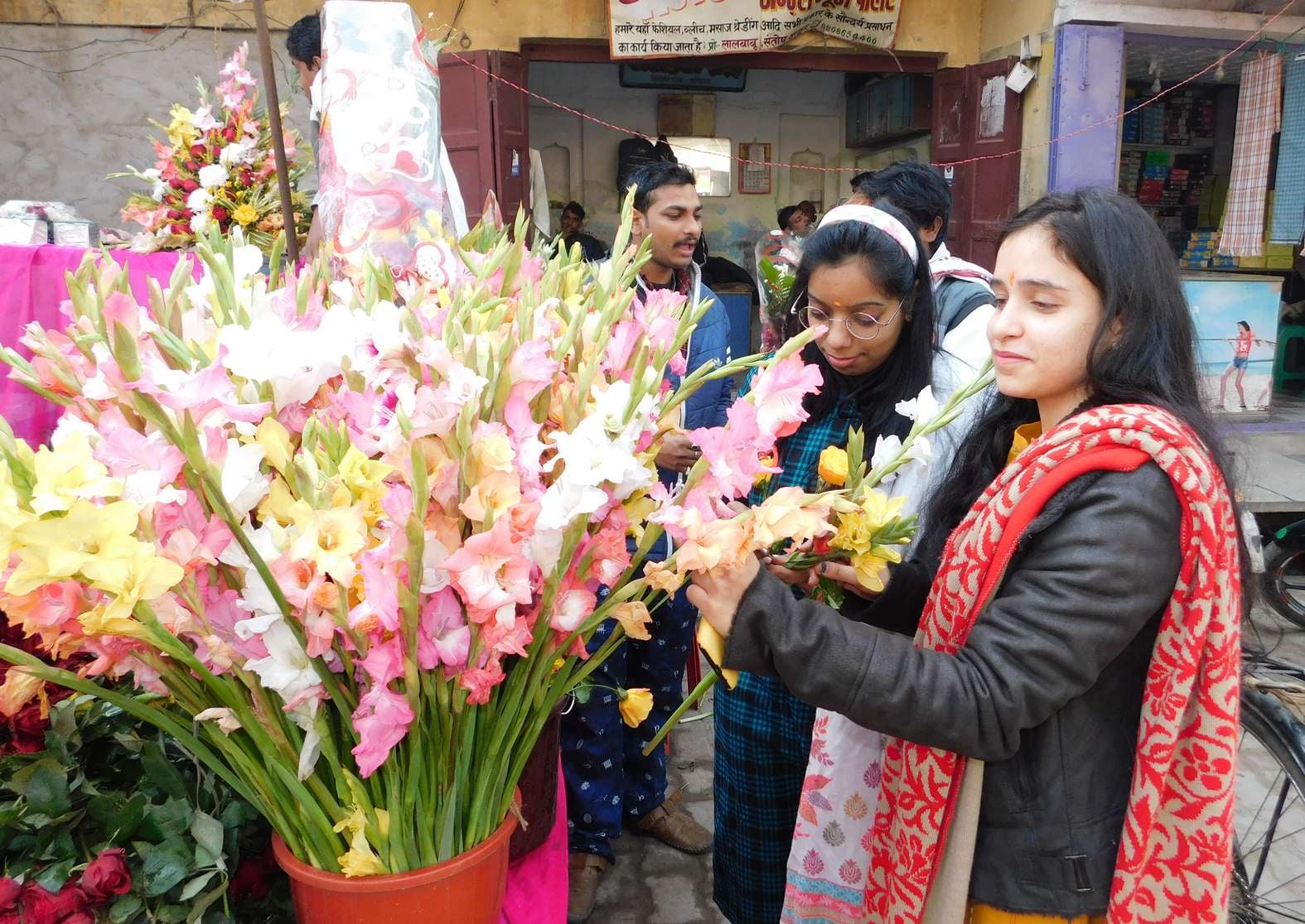 नए साल पर विजय सिनेमा रोड स्थित फूल की दुकान पर फूलों की खरीदारी करती युवतियां। नए साल पर विजय सिनेमा रोड स्थित फूल की दुकान पर फूलों की खरीदारी करती युवतियां।