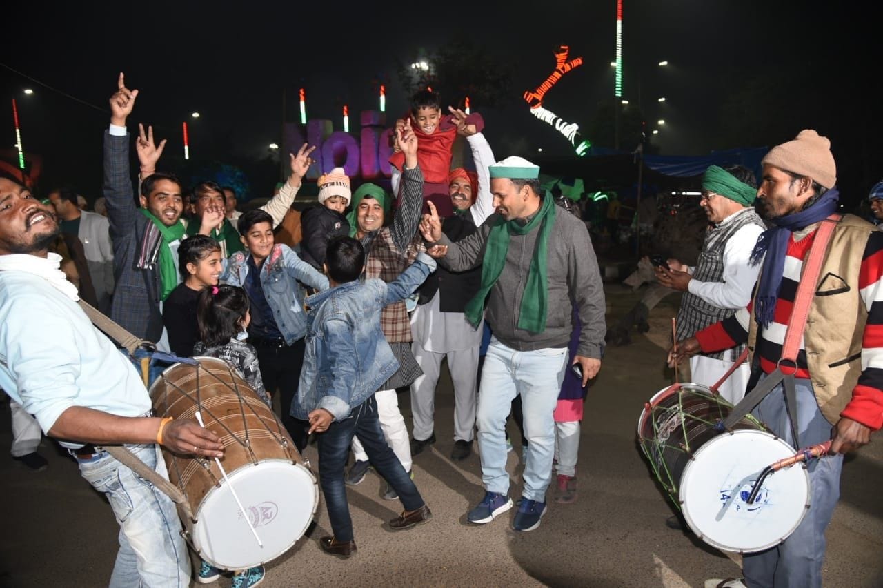 नोएडा चिल्ला बॉर्डर पर नए साल का जश्न मनाते किसान। नोएडा चिल्ला बॉर्डर पर नए साल का जश्न मनाते किसान।