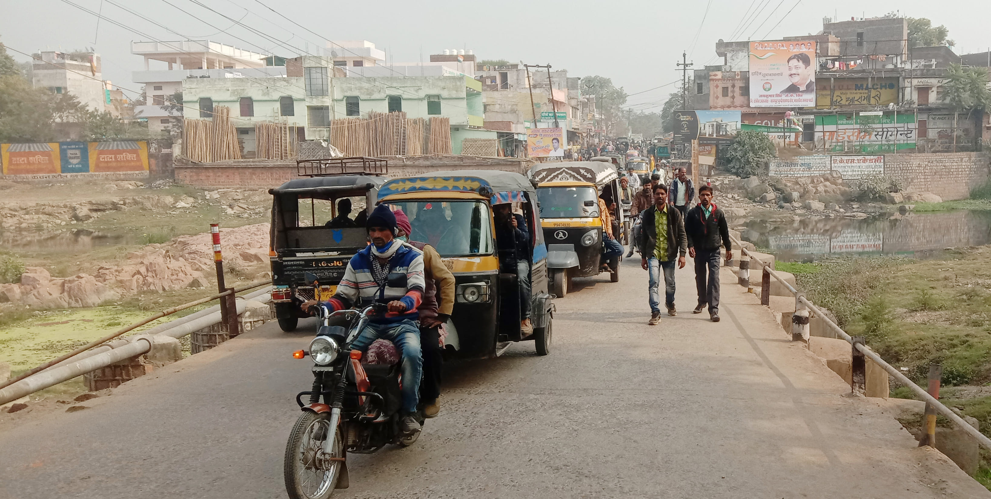 शहजाद नदी के पुल पर लगा जाम शहजाद नदी के पुल पर लगा जाम
