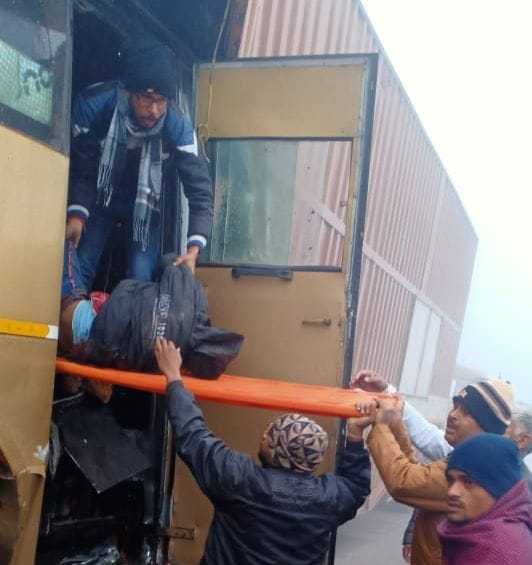 उन्नाव ःएक्सप्रेस वे पर हुए हादसे में बस में फंसे घायल यात्रियों को लोगों की मद्द से बाहर निकालती
