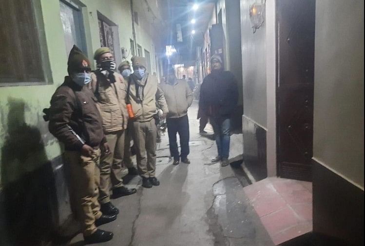 महिला दारोगा के घर के बाहर खड़ी पुलिस