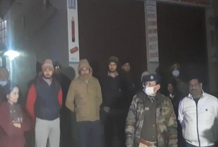 मौके पर मौजूद पुलिस और स्थानीय लोग