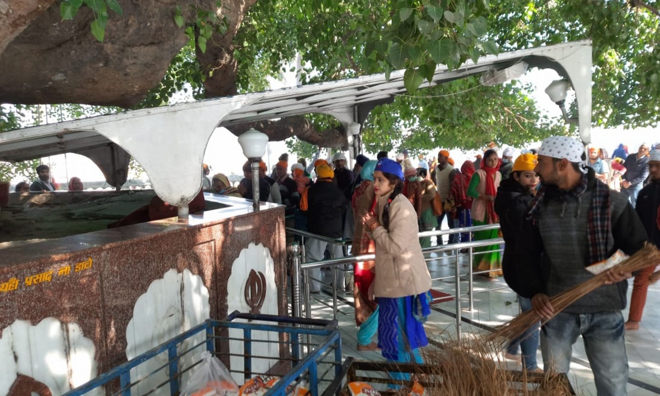 नानकमत्ता गुरुद्वारे के पंजा साहिब पर अरदास करती सिख संगत।