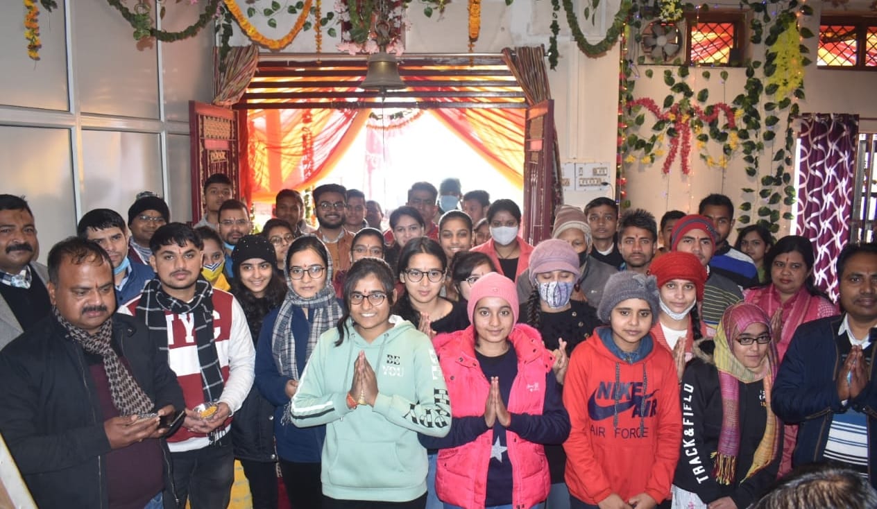 बिजनौर में साहित्य बिहार में कल्पतरू महोत्सव में पूजा अर्चना करते श्रृदालु। बिजनौर में साहित्य बिहार में कल्पतरू महोत्सव में पूजा अर्चना करते श्रृदालु।