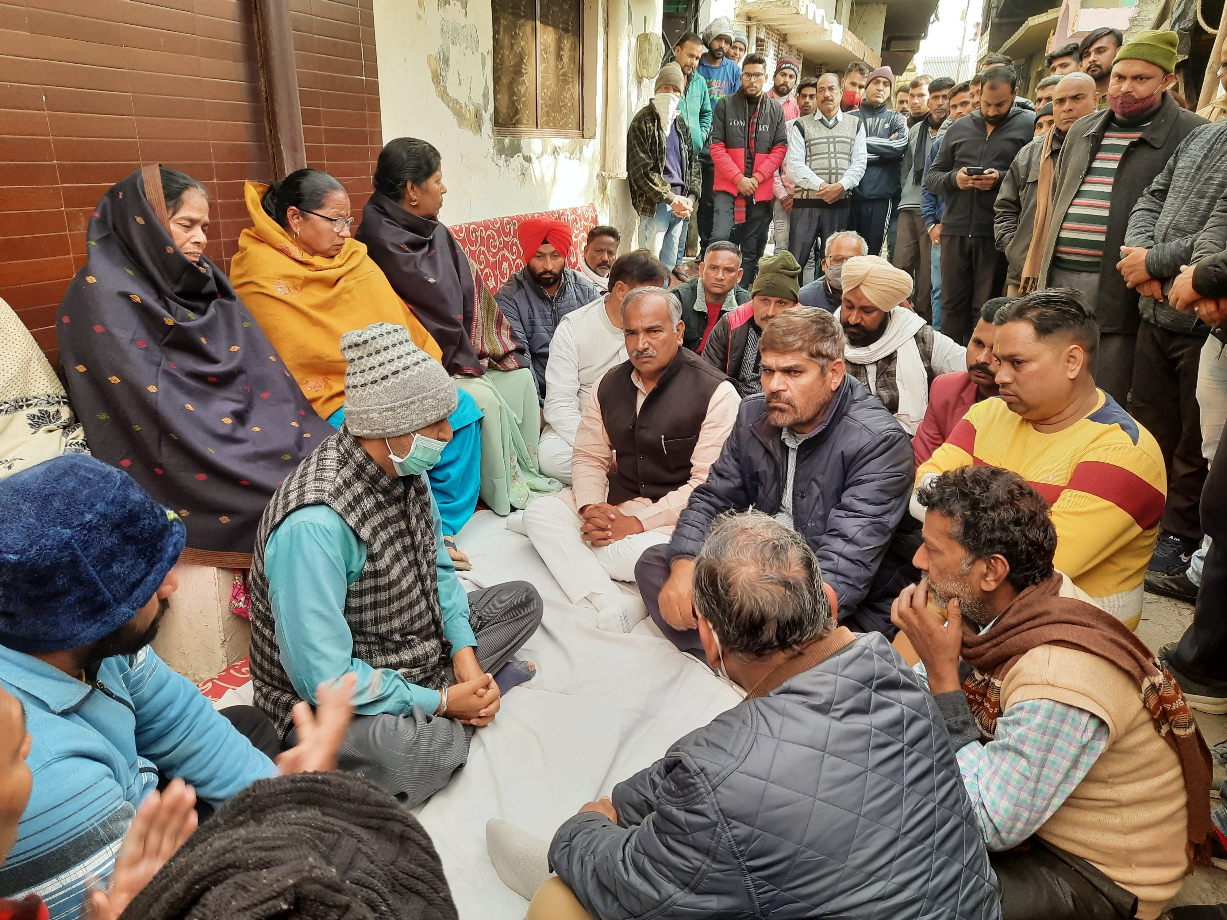 बाजपुर मृतक गौरव रूहेला के घर शोक संवेदना जताते शिक्षा मंत्री पांडये और पूर्व सांसद पासी। बाजपुर मृतक गौरव रूहेला के घर शोक संवेदना जताते शिक्षा मंत्री पांडये और पूर्व सांसद पासी।