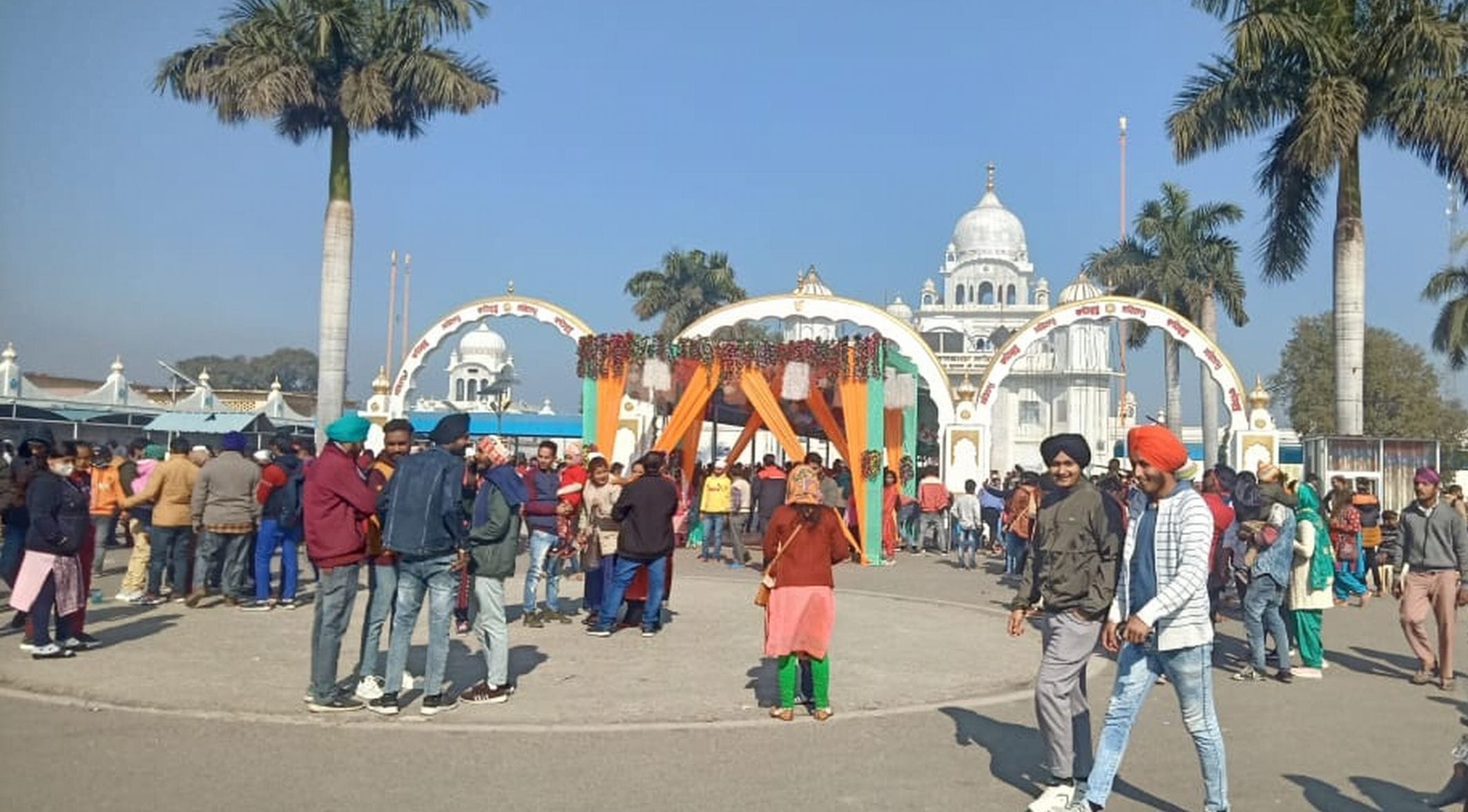 नानकमत्ता गुरुद्वारा साहिब के दर्शन करने पहुंची सिख संगत की भीड़।