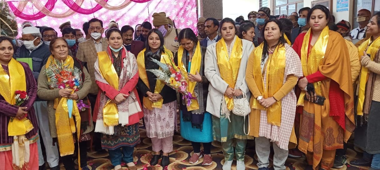शामली कलक्ट्रेट में अधिकारियो के साथ नववर्ष की हार्दिक शुभकामनाएं देती डीएम जसजीत कौर शामली कलक्ट्रेट में अधिकारियो के साथ नववर्ष की हार्दिक शुभकामनाएं देती डीएम जसजीत कौर