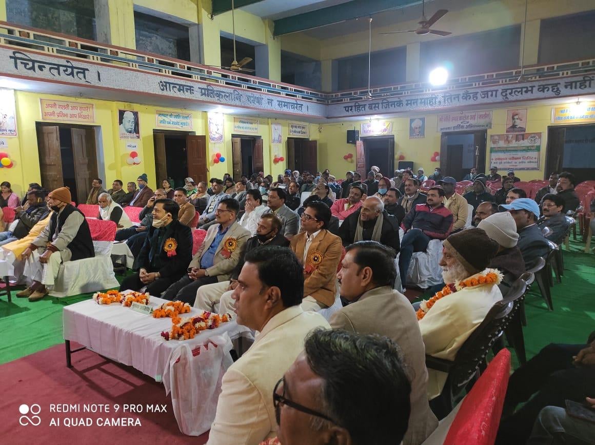 कवि सम्मेलन में मौजूद लोग।