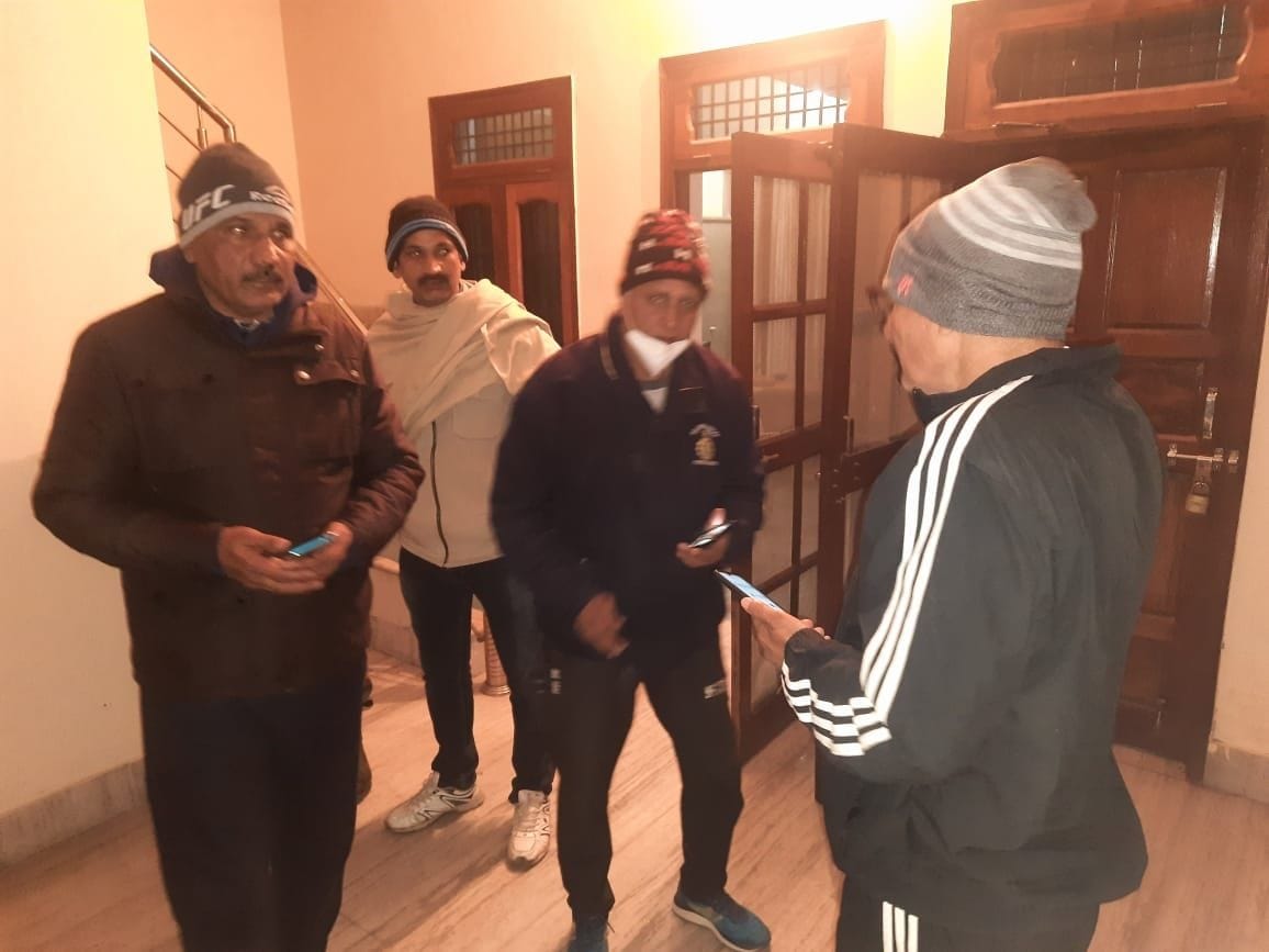 शहीद के पार्थिव शरीर के साथ पहुंचे परिजन। संवाद शहीद के पार्थिव शरीर के साथ पहुंचे परिजन। संवाद
