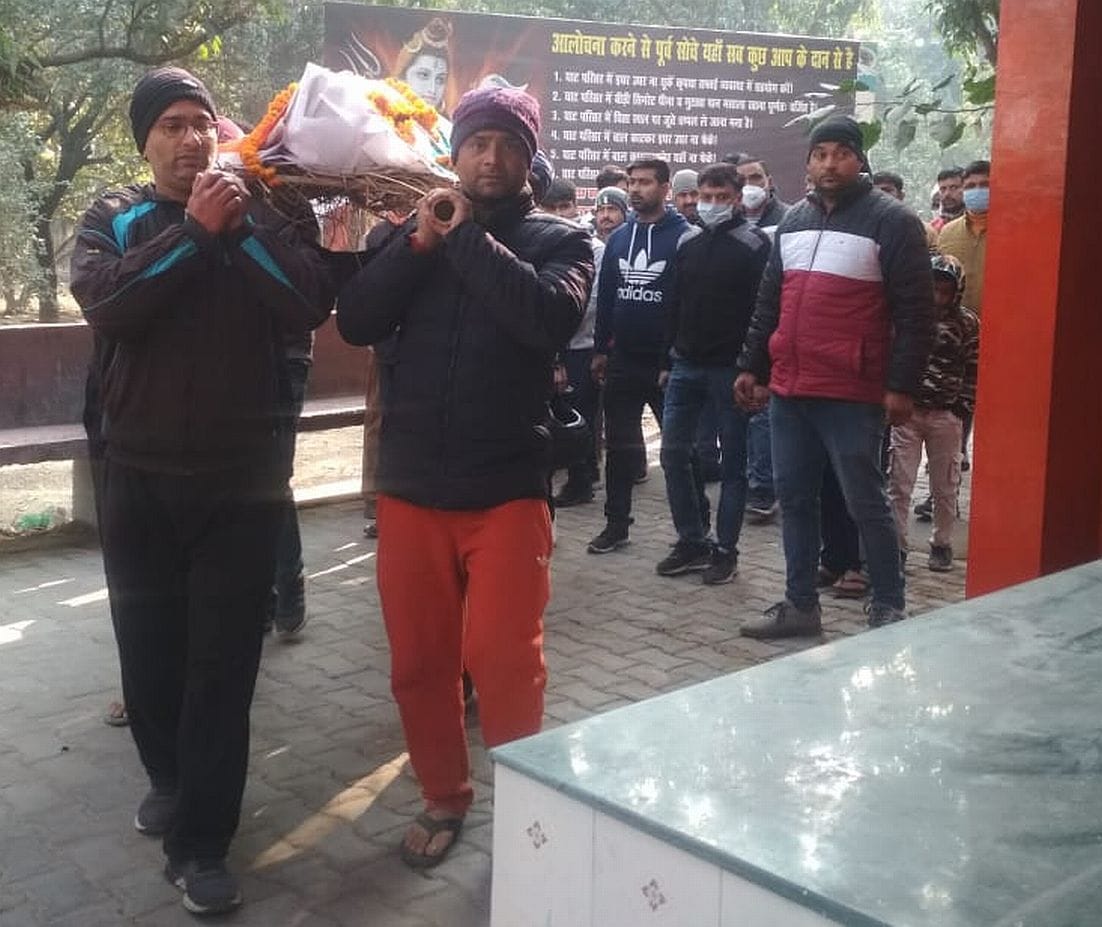 रंजीत की अंतिम यात्रा में शामिल लोग। रंजीत की अंतिम यात्रा में शामिल लोग।