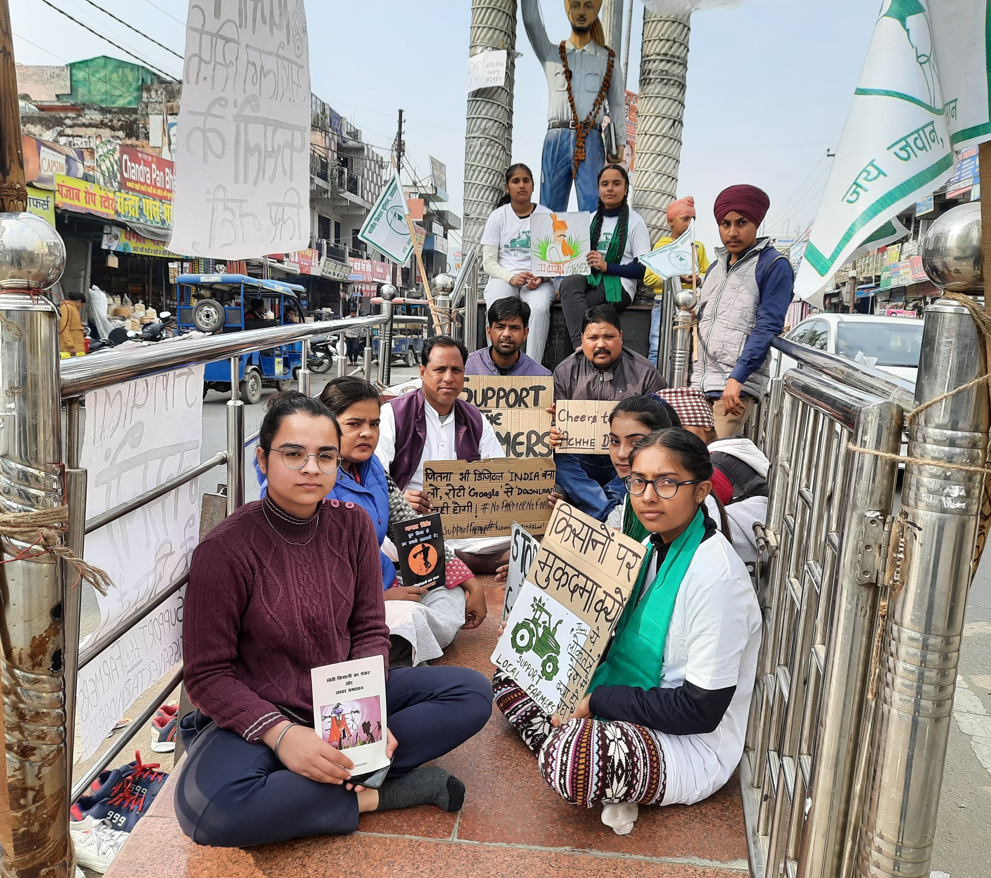 बाजपुर शहीद भगत सिंह चौक पर धरना देती किसान बेटियां। बाजपुर शहीद भगत सिंह चौक पर धरना देती किसान बेटियां।