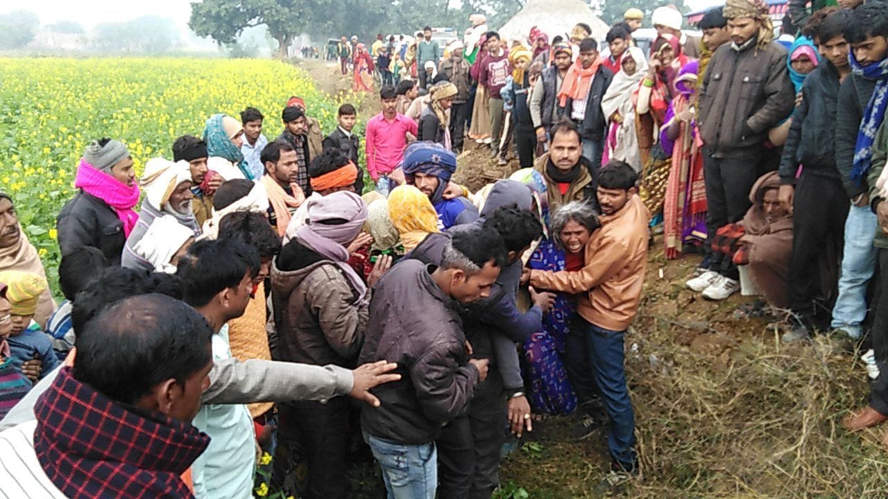 चौकीदार की मौत के बाद विलाप करते परिजन। चौकीदार की मौत के बाद विलाप करते परिजन।