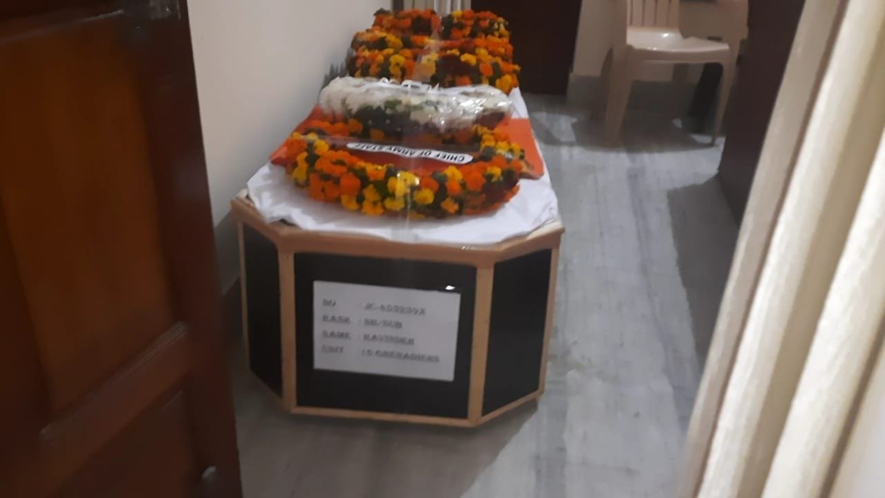 झज्जर पहुंचा शहीद सूबेदार रविंद्र का पार्थिव शरीर। संवाद झज्जर पहुंचा शहीद सूबेदार रविंद्र का पार्थिव शरीर। संवाद