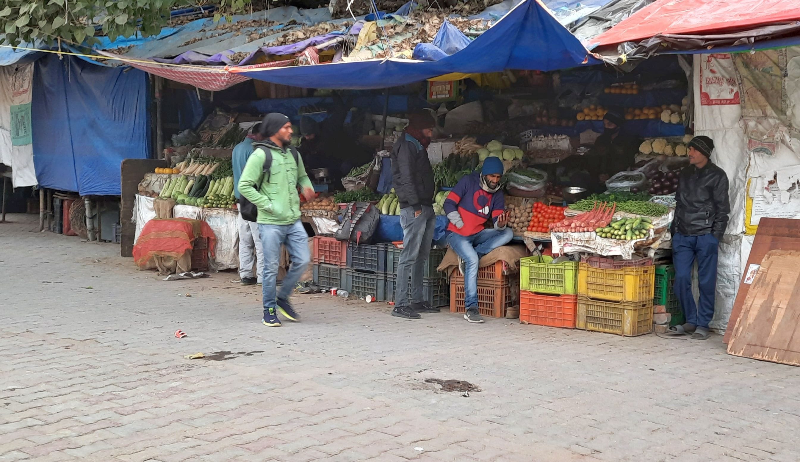 पिथौरागढ़ गांधी चौक में ग्राहकों का इंतजार करते सब्जी विक्रेता। पिथौरागढ़ गांधी चौक में ग्राहकों का इंतजार करते सब्जी विक्रेता।