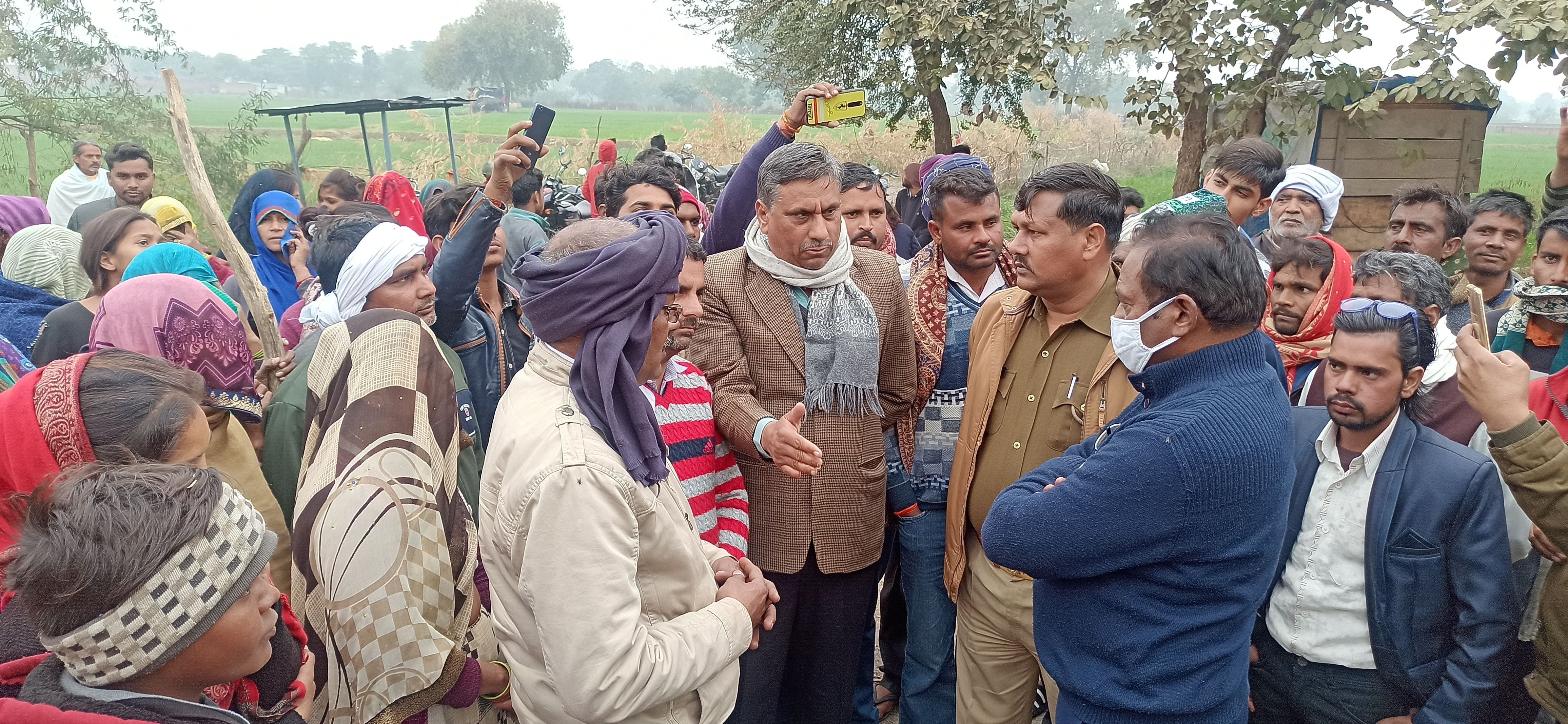 जाम लगा रहे ग्रामीणों को समझाते एसडीएम, कोतवाल और जिपं सदस्य गुड्डू चौधरी। जाम लगा रहे ग्रामीणों को समझाते एसडीएम, कोतवाल और जिपं सदस्य गुड्डू चौधरी।