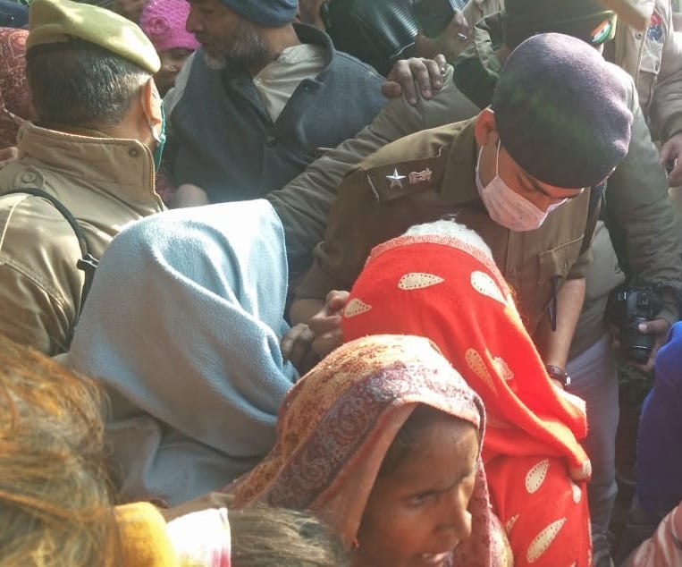 शामली ः एलम में युवक की मौत के बाद हंगामा करते परिजनों को समझाते एसपी। शामली ः एलम में युवक की मौत के बाद हंगामा करते परिजनों को समझाते एसपी।