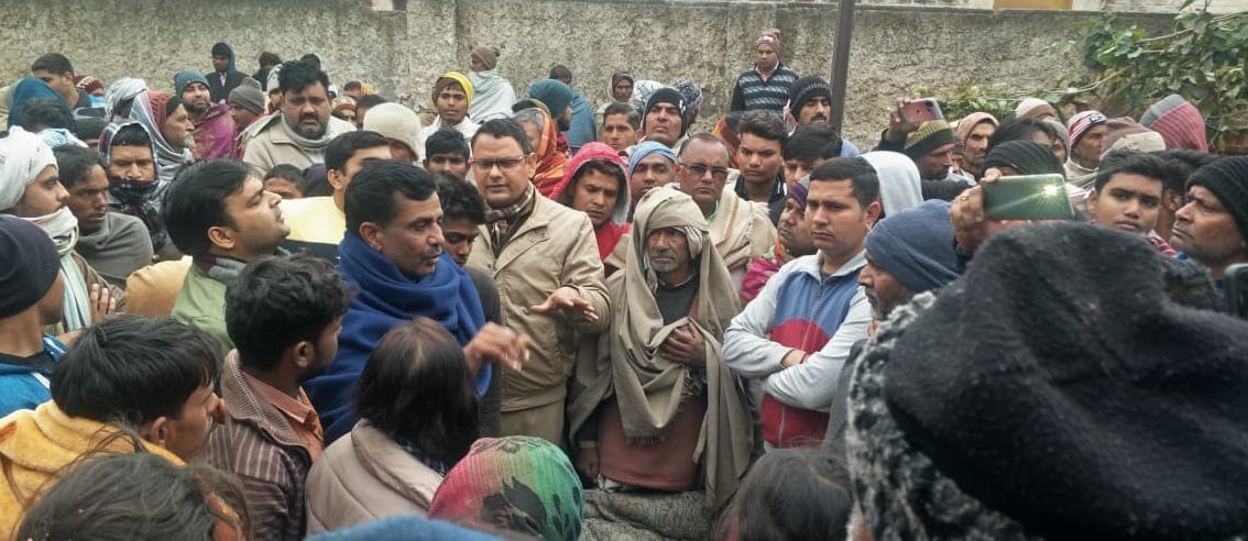 शामली ः एलम में युवक की मौत के बाद हंगामा करते लोगों से बात करते थानाप्रभारी। शामली ः एलम में युवक की मौत के बाद हंगामा करते लोगों से बात करते थानाप्रभारी।