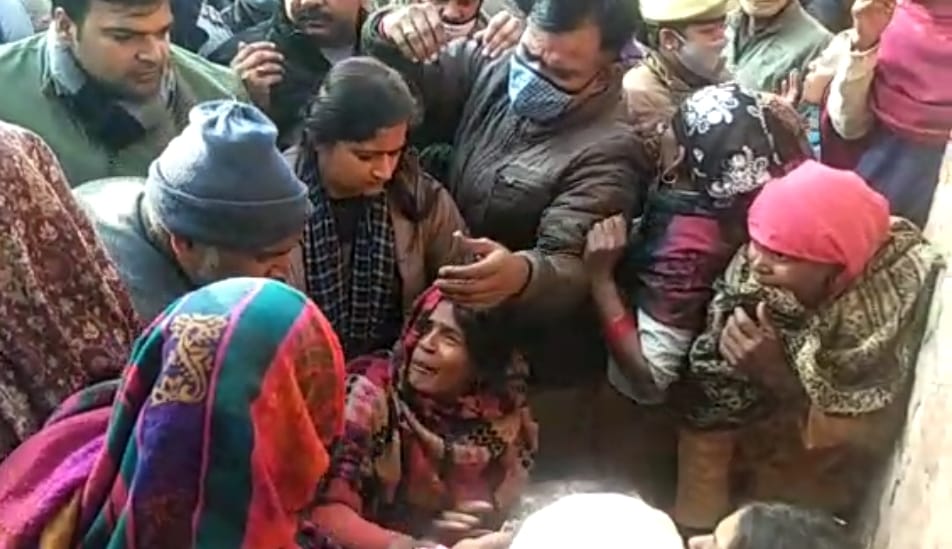 शामली ः एलम में युवक की मौत के बाद विलाप करते परिजन। शामली ः एलम में युवक की मौत के बाद विलाप करते परिजन।