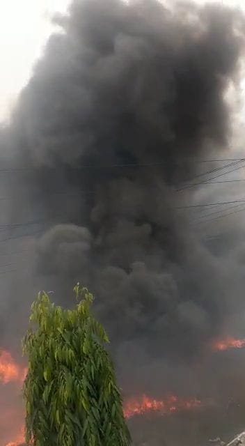 शामली औद्योगिक क्षेत्र के नाले में लगी आग शामली औद्योगिक क्षेत्र के नाले में लगी आग