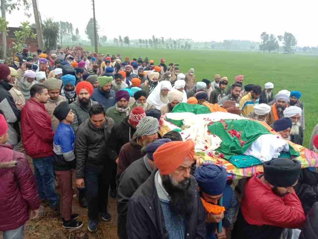 बिलासपुर के पसियापुरा गांव में किसान की शव यात्रा में शामिल लोग। संवाद न्यूज एजेंसी बिलासपुर के पसियापुरा गांव में किसान की शव यात्रा में शामिल लोग। संवाद न्यूज एजेंसी
