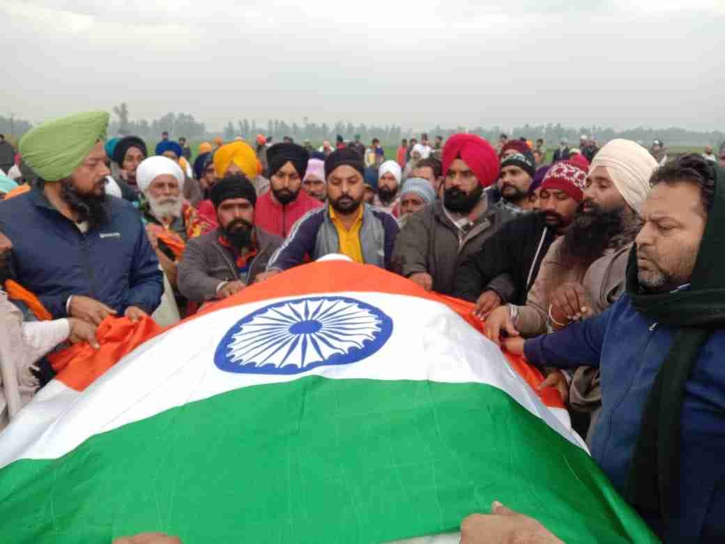 बिलासपुर के पसियापुरा गांव में कश्मीर सिंह के पार्थिव शरीर पर तिरंगा रखकर श्रद्धांजलि देते किसा बिलासपुर के पसियापुरा गांव में कश्मीर सिंह के पार्थिव शरीर पर तिरंगा रखकर श्रद्धांजलि देते किसा
