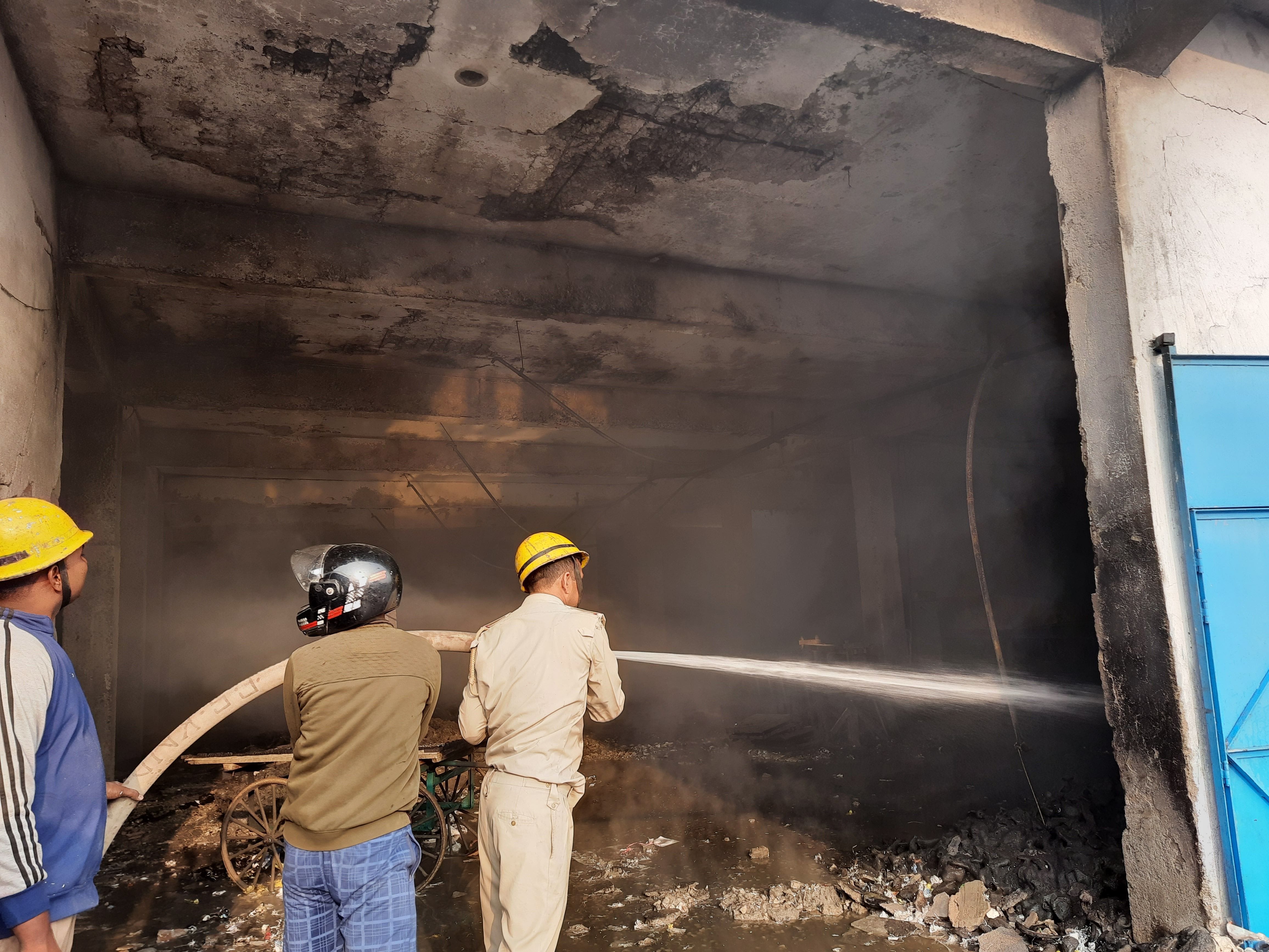 फैक्टरी में लगी आग बुझाते दमकल कर्मी। फैक्टरी में लगी आग बुझाते दमकल कर्मी।