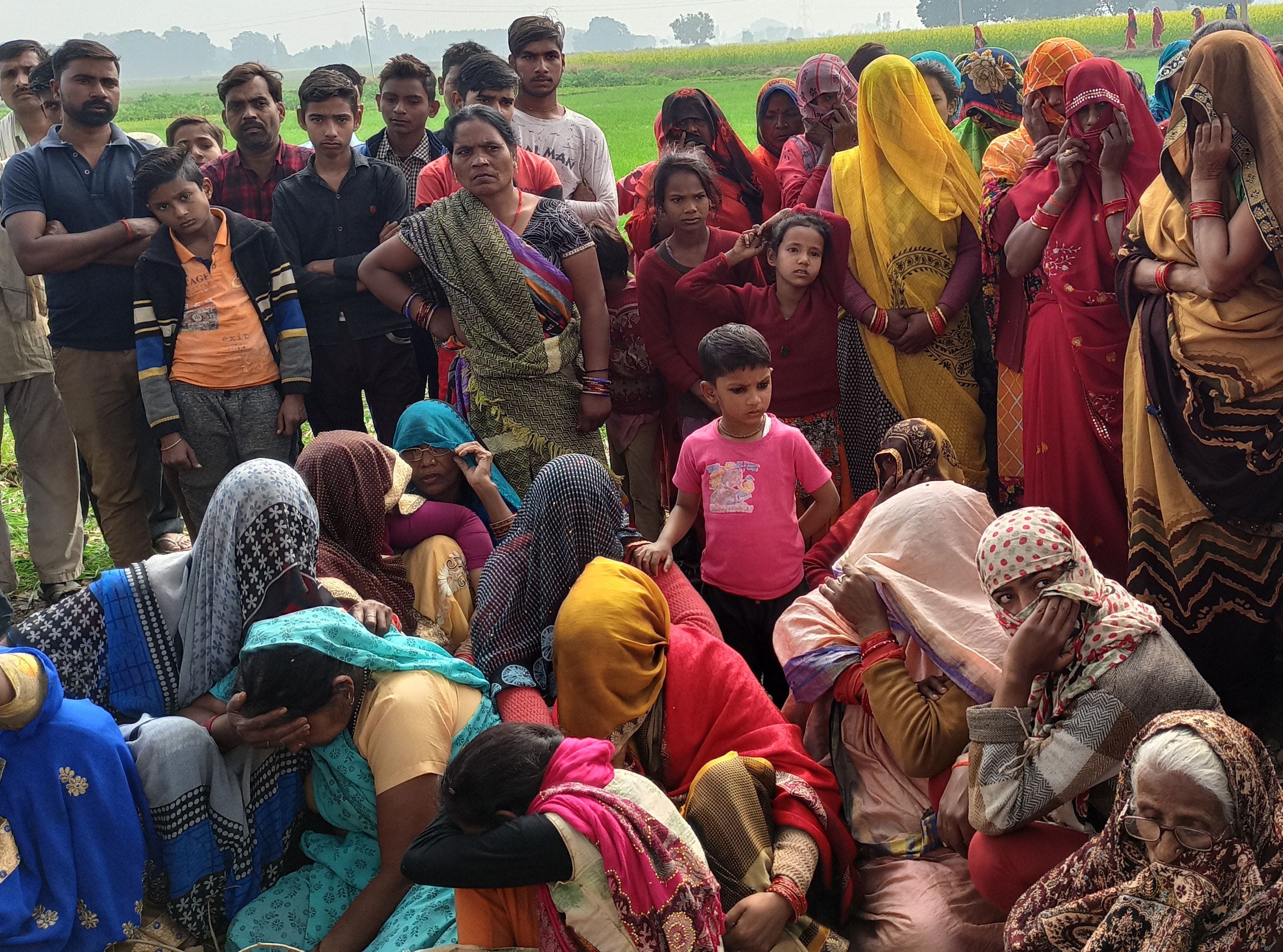 कैलाश नारायण की मौत पर बिलखते परिजन। कैलाश नारायण की मौत पर बिलखते परिजन।
