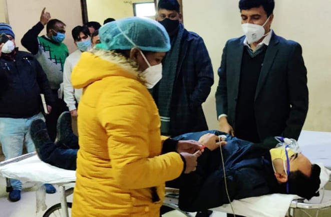 अंबाला रोड स्थित राजकीय मेडिकल कॉलेज में कोरोना वैक्सीनेशन के लिए ड्राई रन करते चिकित्सक अंबाला रोड स्थित राजकीय मेडिकल कॉलेज में कोरोना वैक्सीनेशन के लिए ड्राई रन करते चिकित्सक