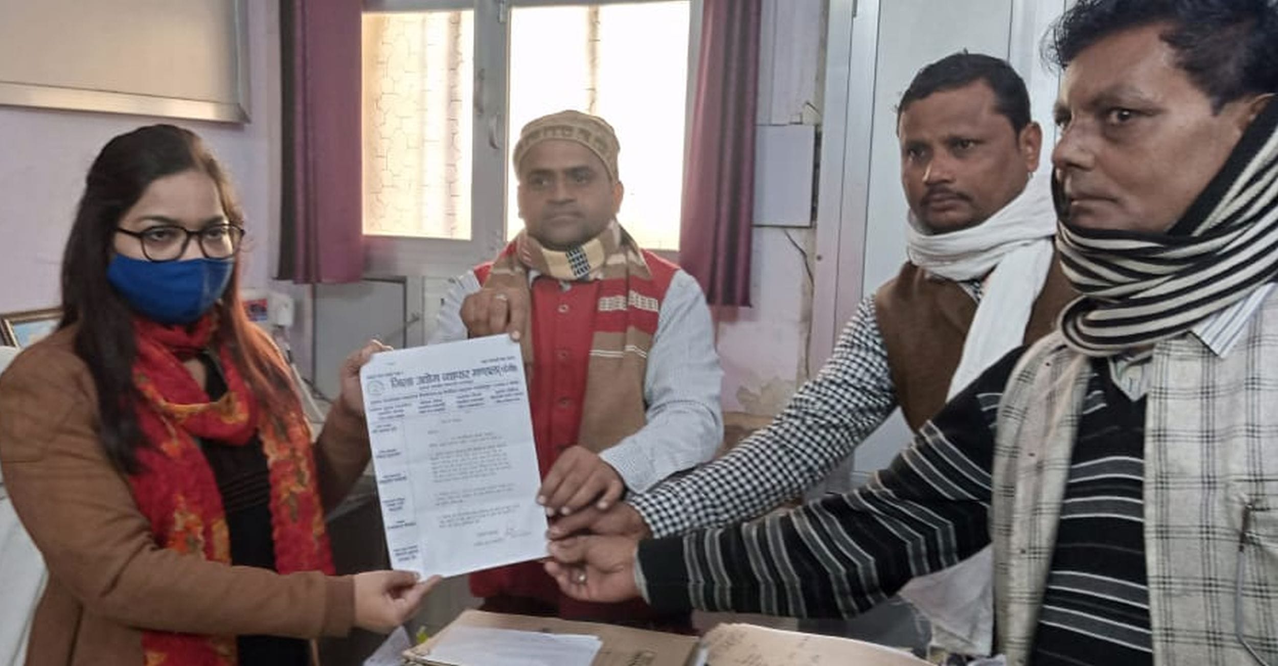 बिंदकी में एसडीएम प्रियंका सिंह को ज्ञापन देते व्यापारी