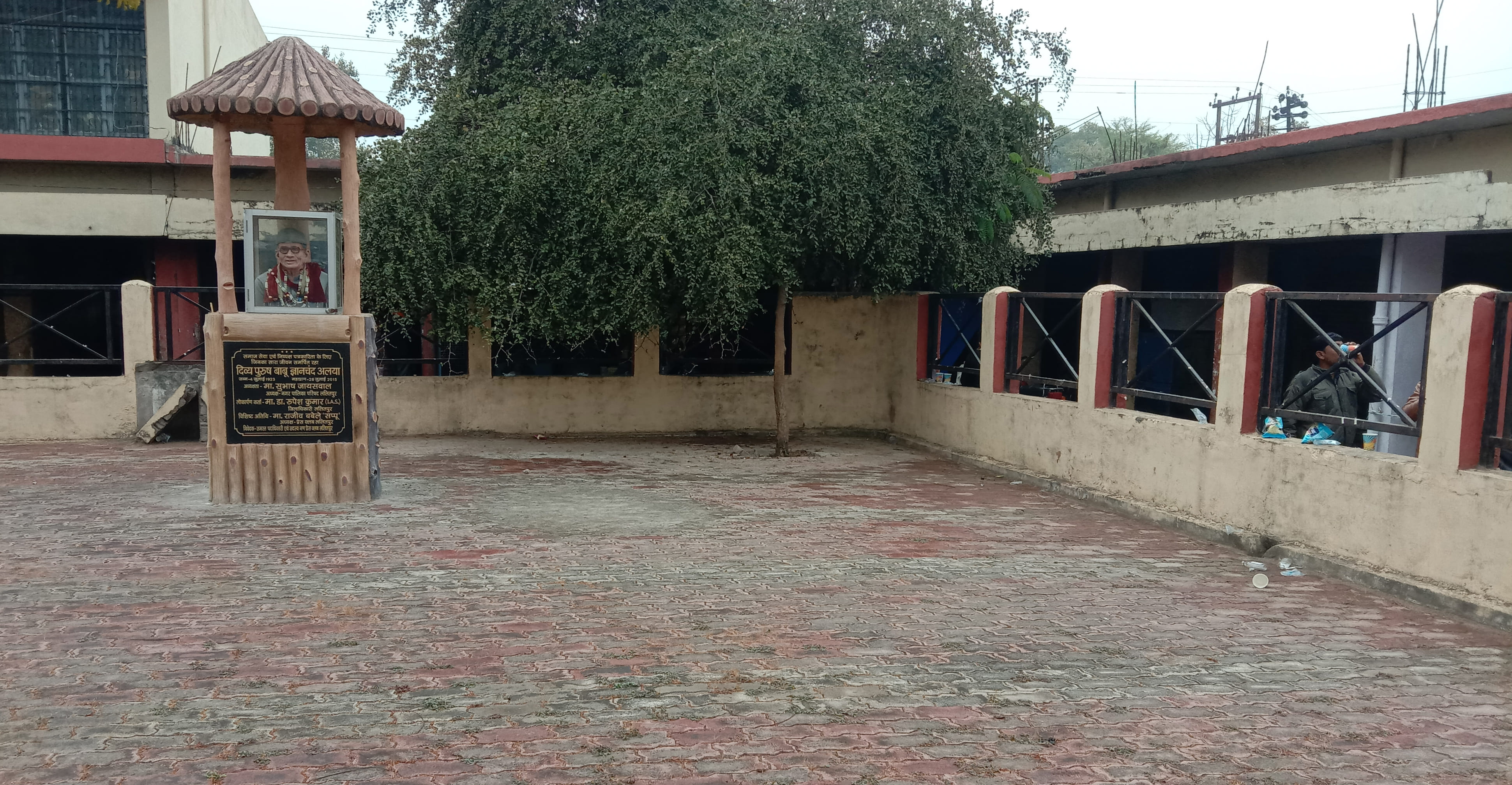 चिंतन पार्क की बाउंड्री पर झलक रहे जाम चिंतन पार्क की बाउंड्री पर झलक रहे जाम