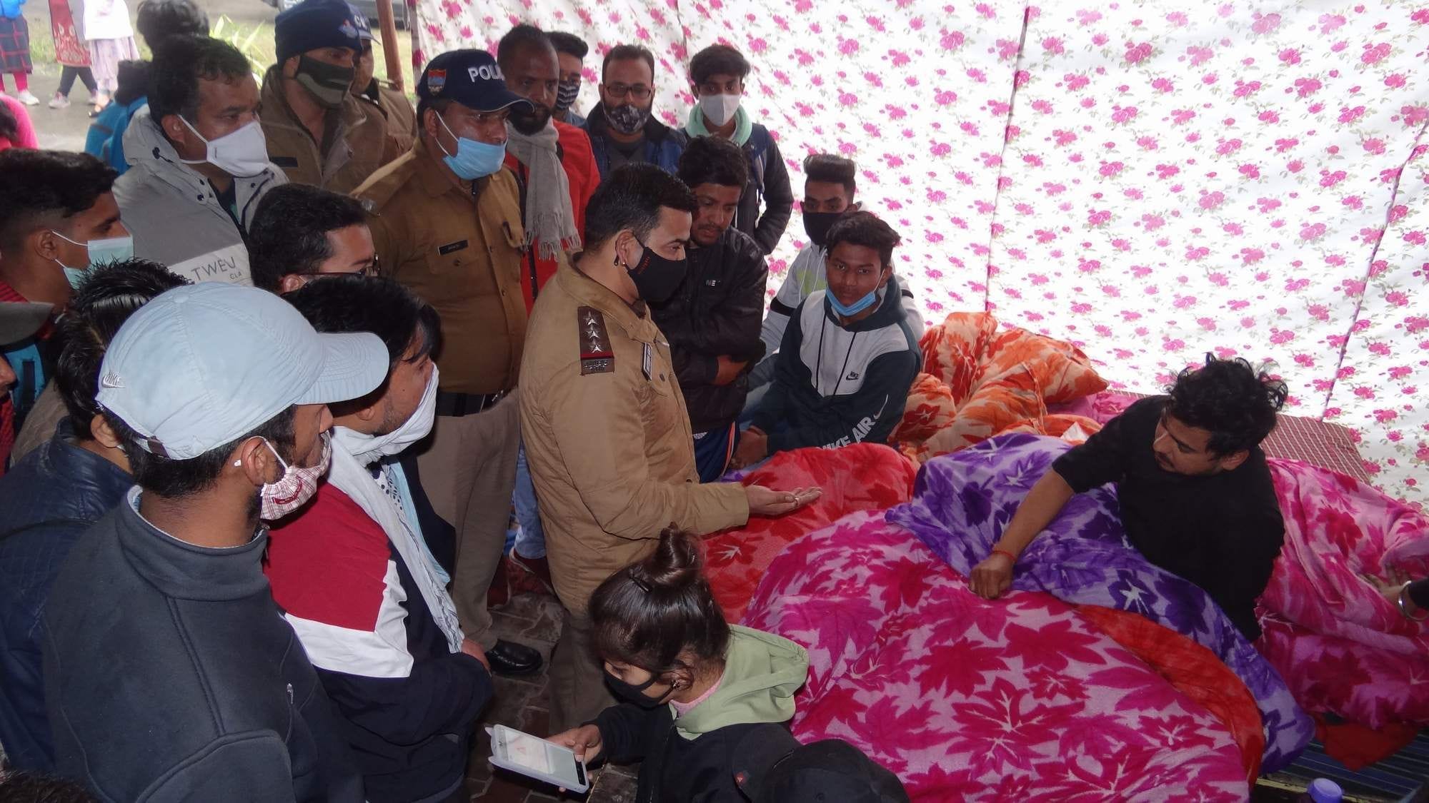 महाविद्यालय परिसर में अनशन पर बैठे छात्र को समझाते कोतवाली प्रभारी निरीक्षक रितेश शाह। महाविद्यालय परिसर में अनशन पर बैठे छात्र को समझाते कोतवाली प्रभारी निरीक्षक रितेश शाह।