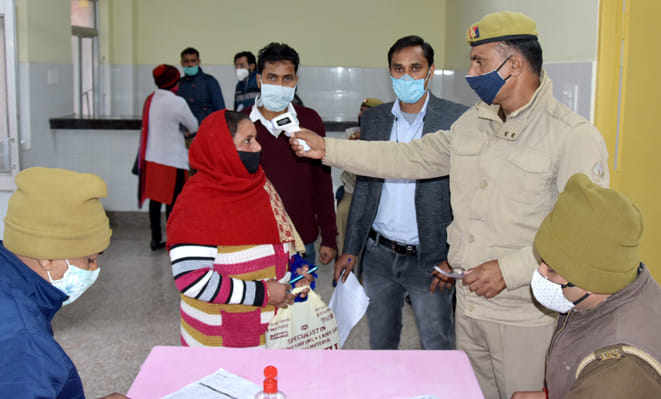 जिला अस्पताल में वैक्सीन सैंटर में कोविड़ 19 टीकाकरण अभियान के ड्राई रन के लिये टीका करण का ट्रायल जिला अस्पताल में वैक्सीन सैंटर में कोविड़ 19 टीकाकरण अभियान के ड्राई रन के लिये टीका करण का ट्रायल