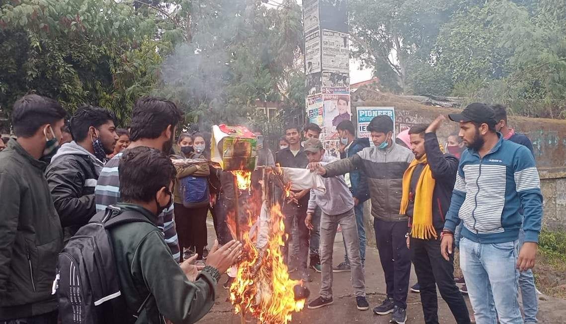 महाविद्यालय गेट के बाहर श्रीदेव सुमन विश्वविद्यालय के कुलपति का पुतला फूंकतें छात्र। महाविद्यालय गेट के बाहर श्रीदेव सुमन विश्वविद्यालय के कुलपति का पुतला फूंकतें छात्र।