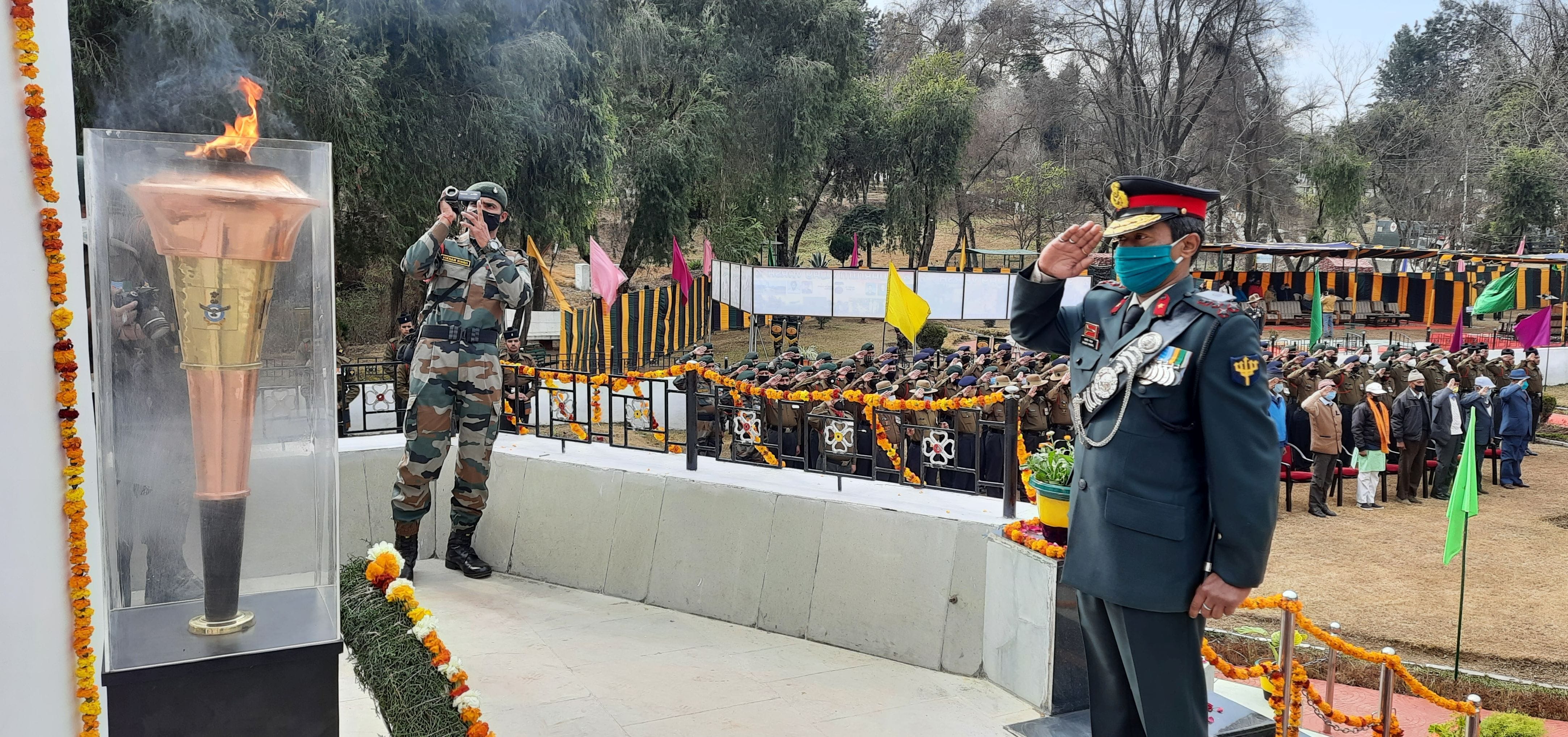 ार मेमोरियल में स्वर्णिम विजय मशाल को स्थापित करने के बाद सेल्यूट करते ब्रिगेडियर एसके मंडल सेन?