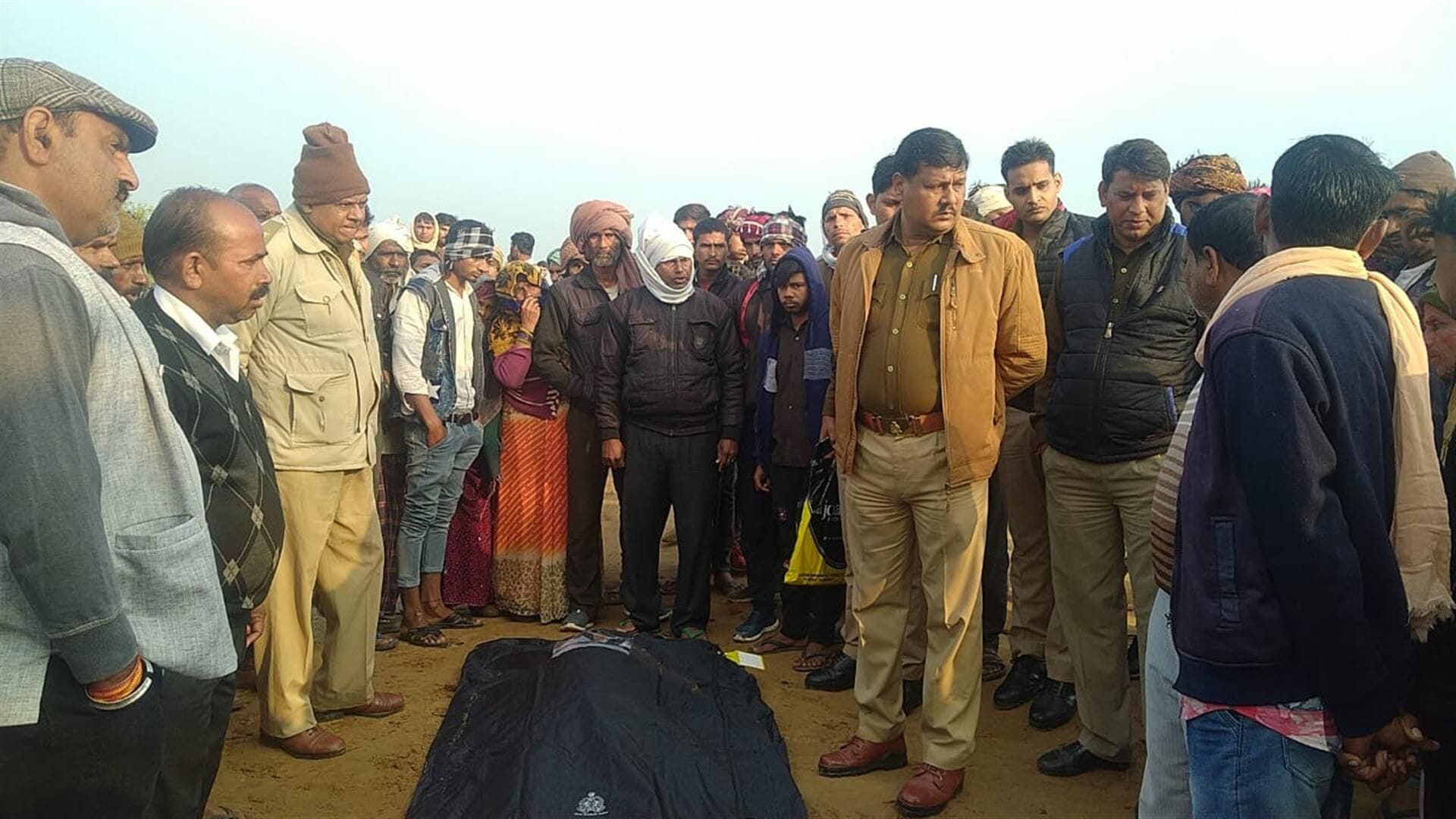 गांव नगला दली में छात्र के पेड़ पर लटककर आत्महत्या करने के बाद मौके पर पहुंचे कोतवाल पूछताछ करते ?