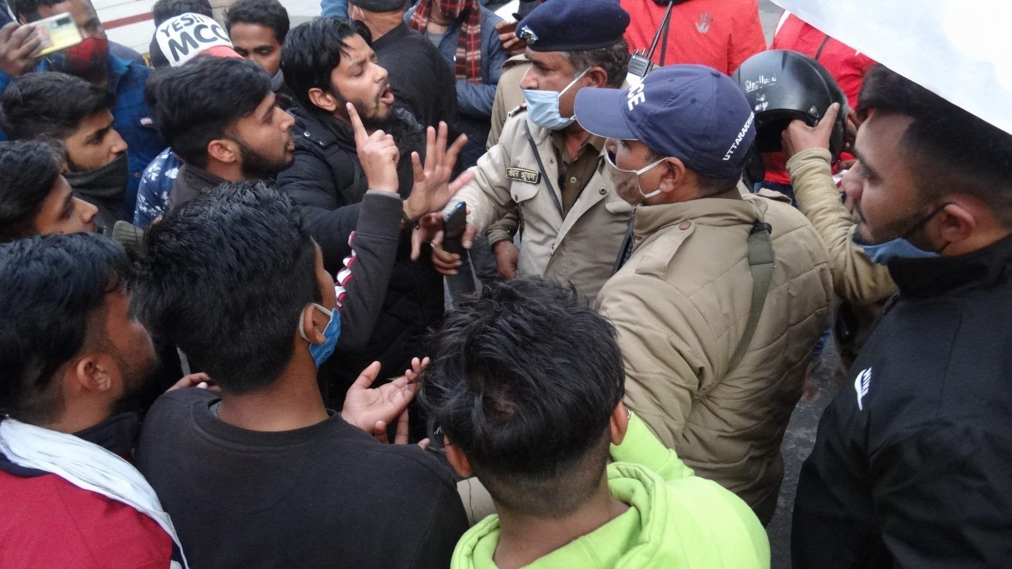 पुलिस प्रशासन से नोक-झोक करते महाविद्यालय के छात्र। पुलिस प्रशासन से नोक-झोक करते महाविद्यालय के छात्र।