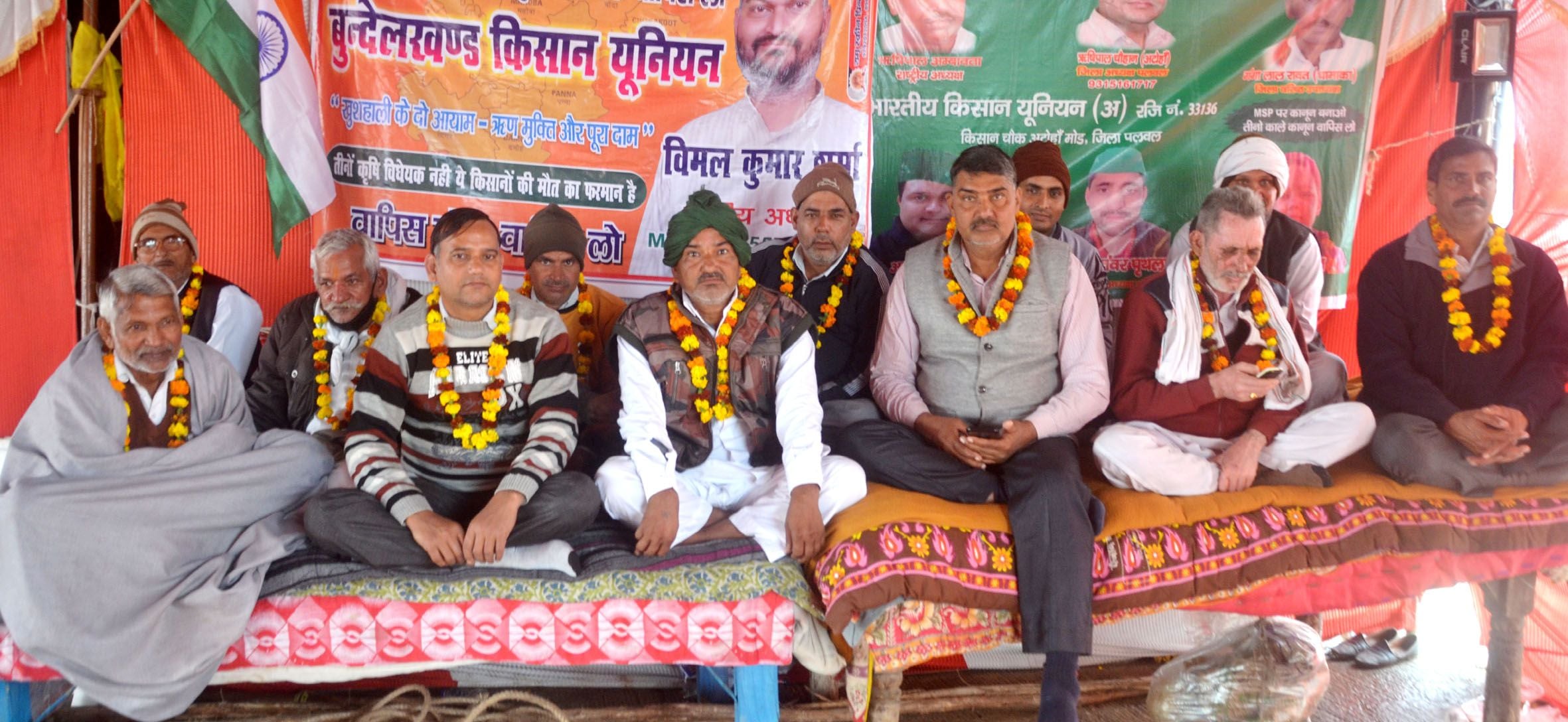 पलवल में धरना स्थल पर भूख हड़ताल पर बैठे किसान।
