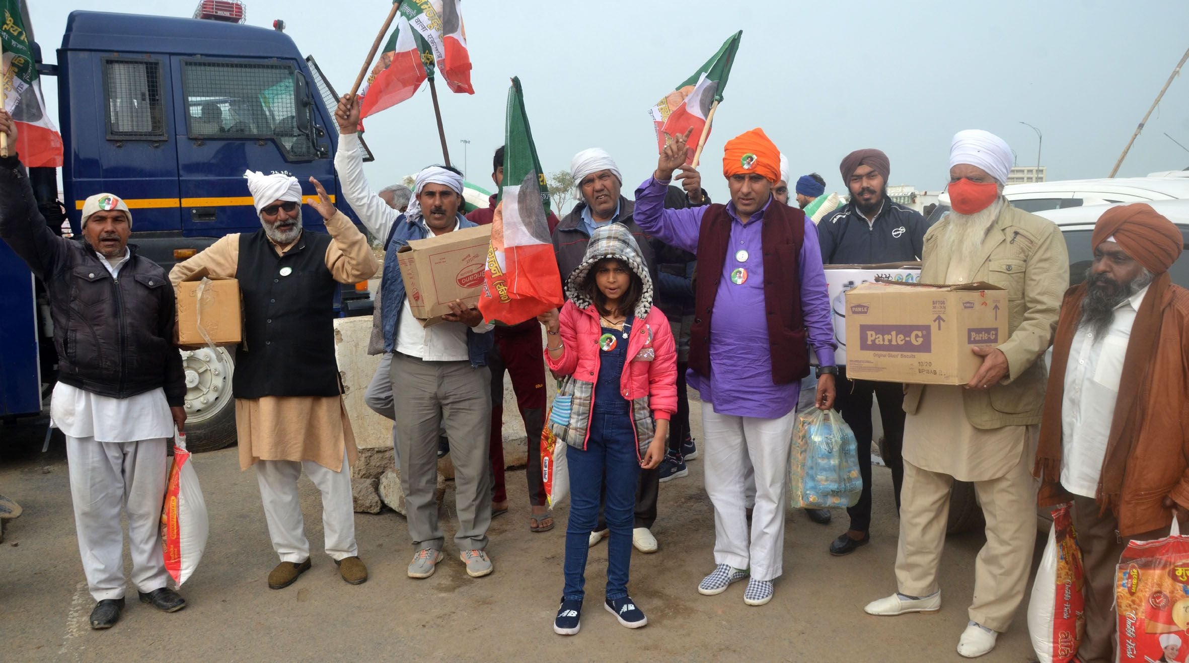 पलवल में चल रहे धरने को समर्थन देने पहुंचे किसान।